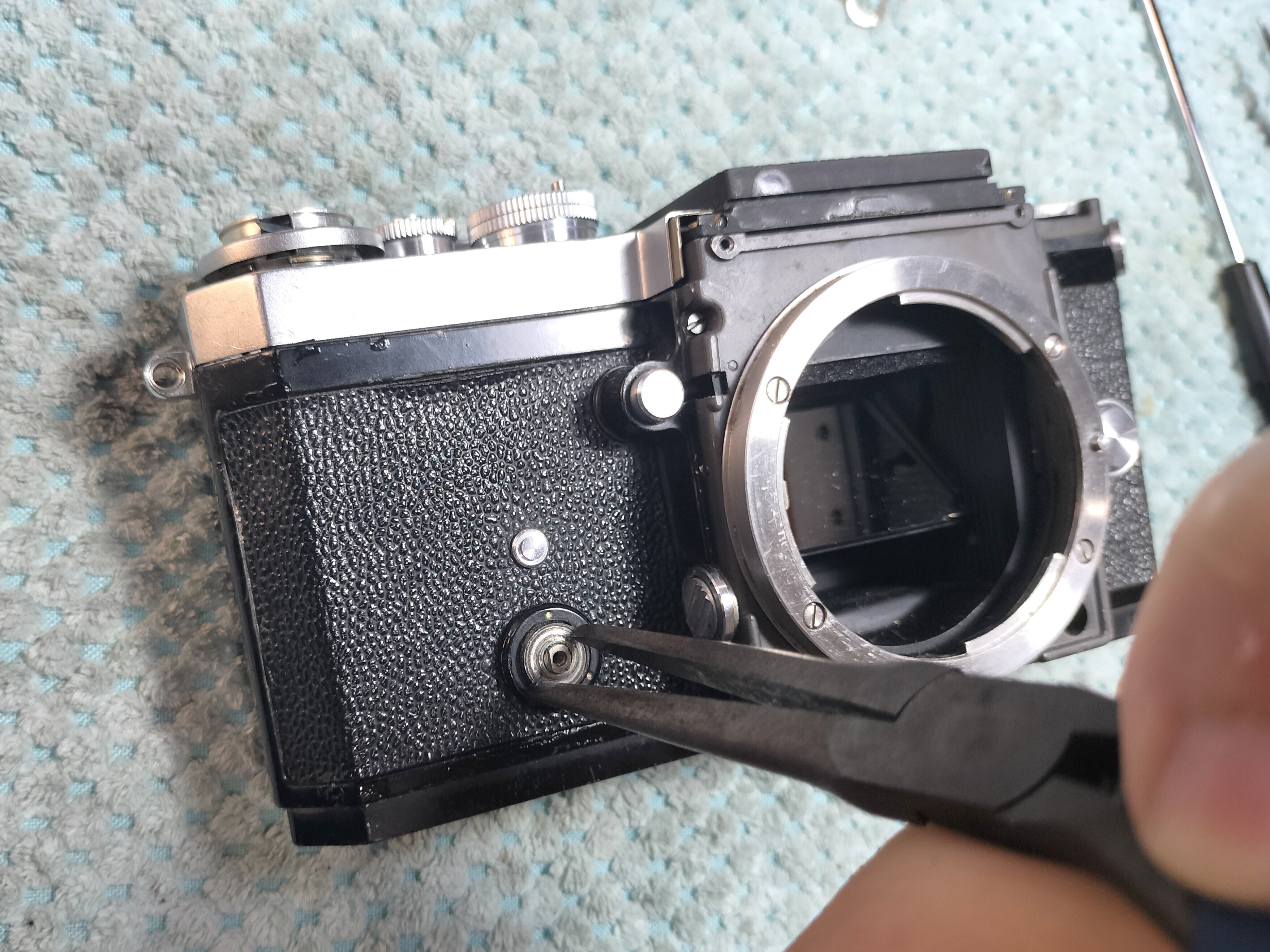 Nikon Fの分解｜フィルムカメラ修理のアクアカメラ
