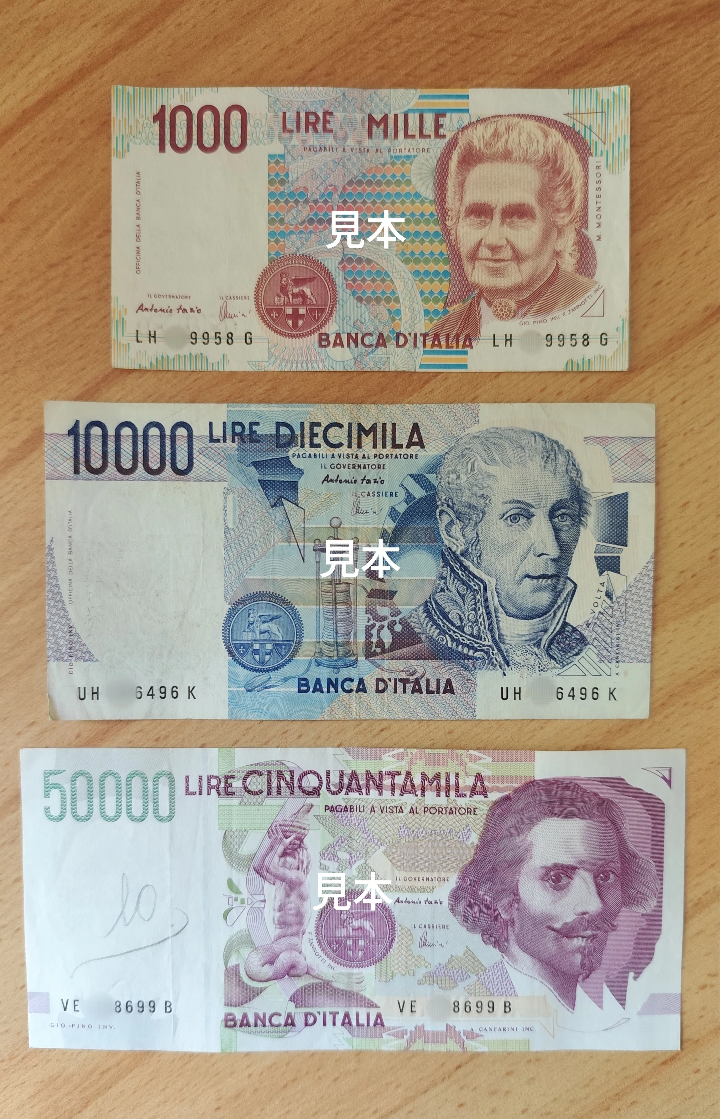 ハンカチ紙幣と50000リラ｜りの