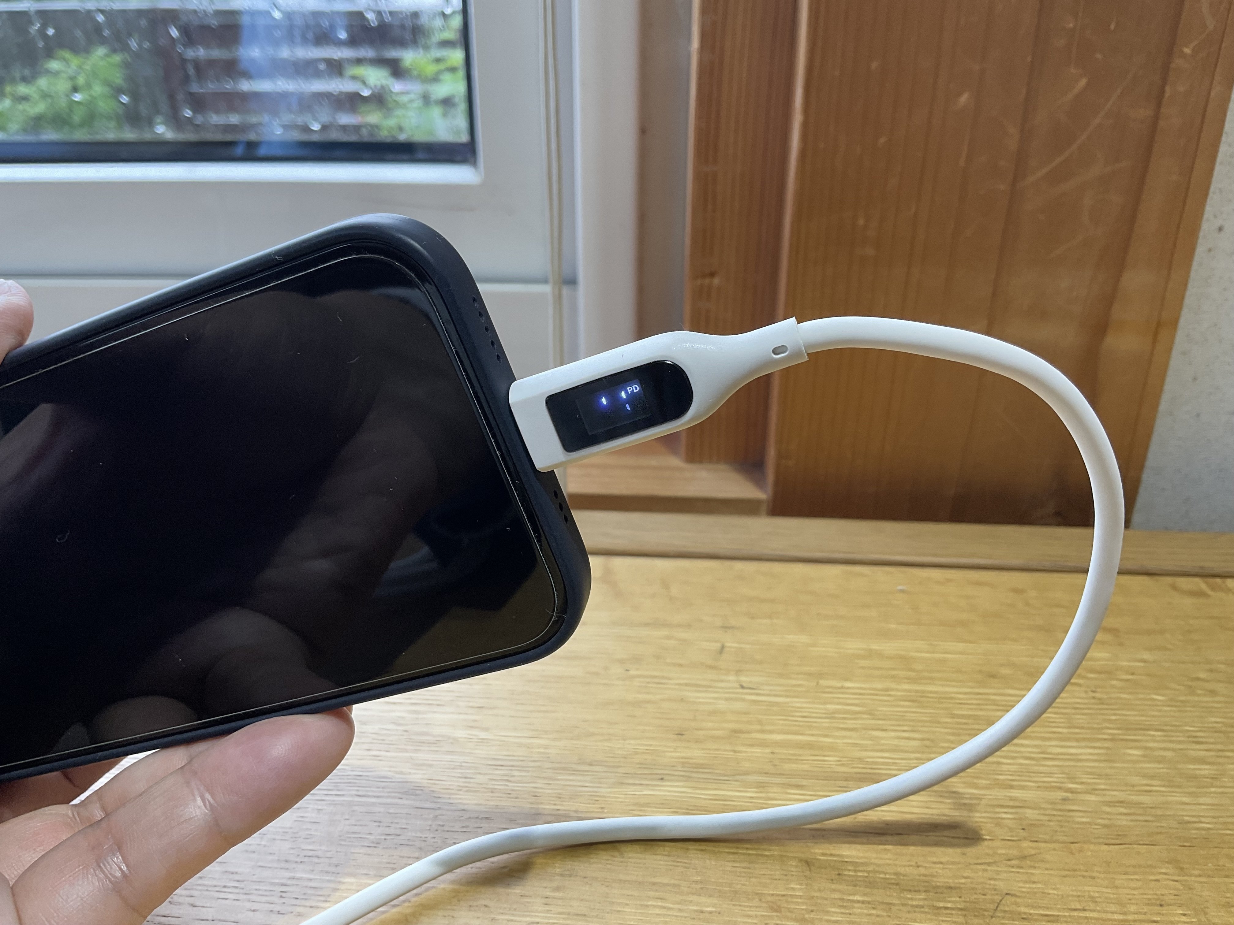 iPhone純正シリコンケース　magsafe充電器　アダプター CIO のマグネット充電端子＋純正シリコンケースをつけたiPhoneが