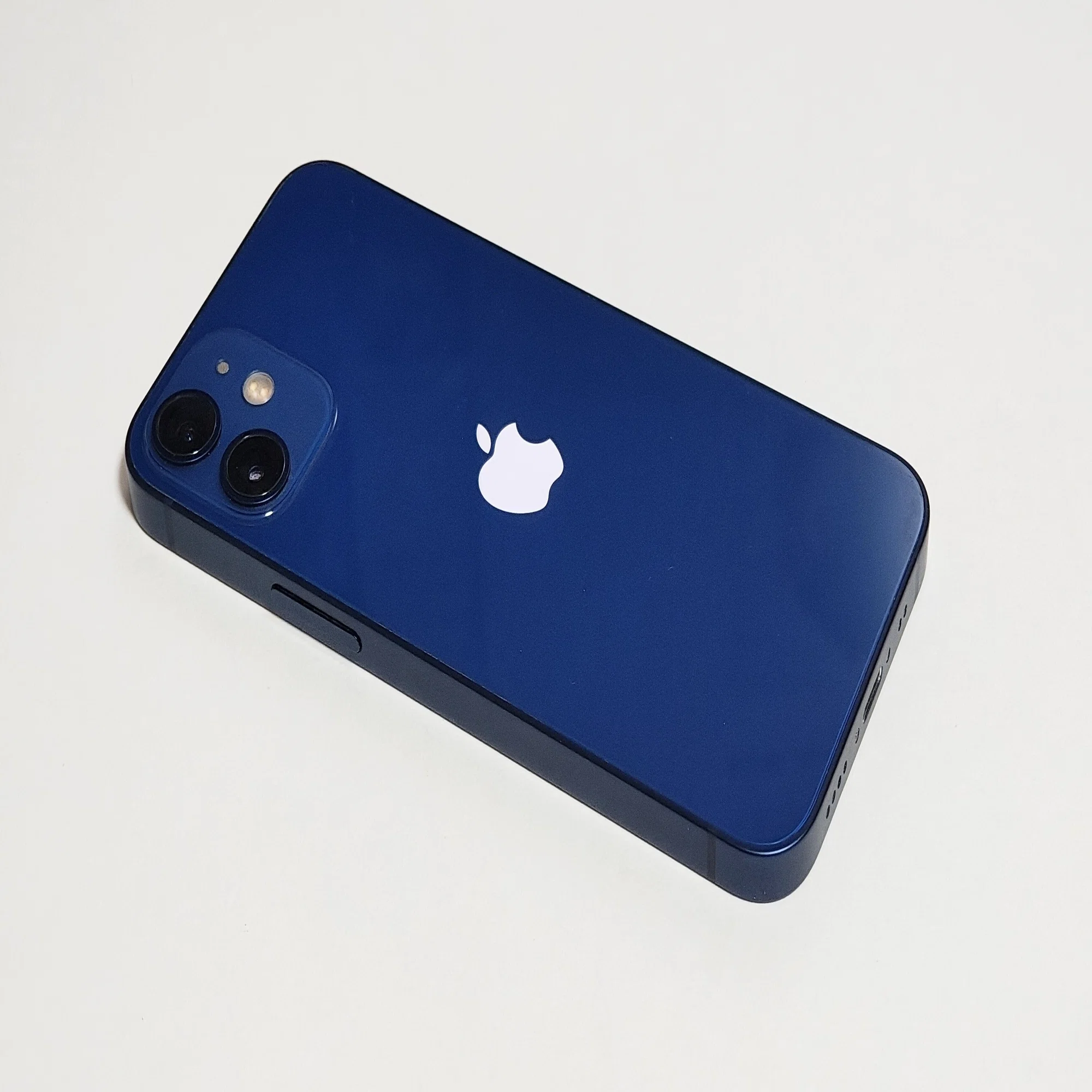 iPhone 12 miniを2026年にレビューする。処理性能は現役、サイズ最高 