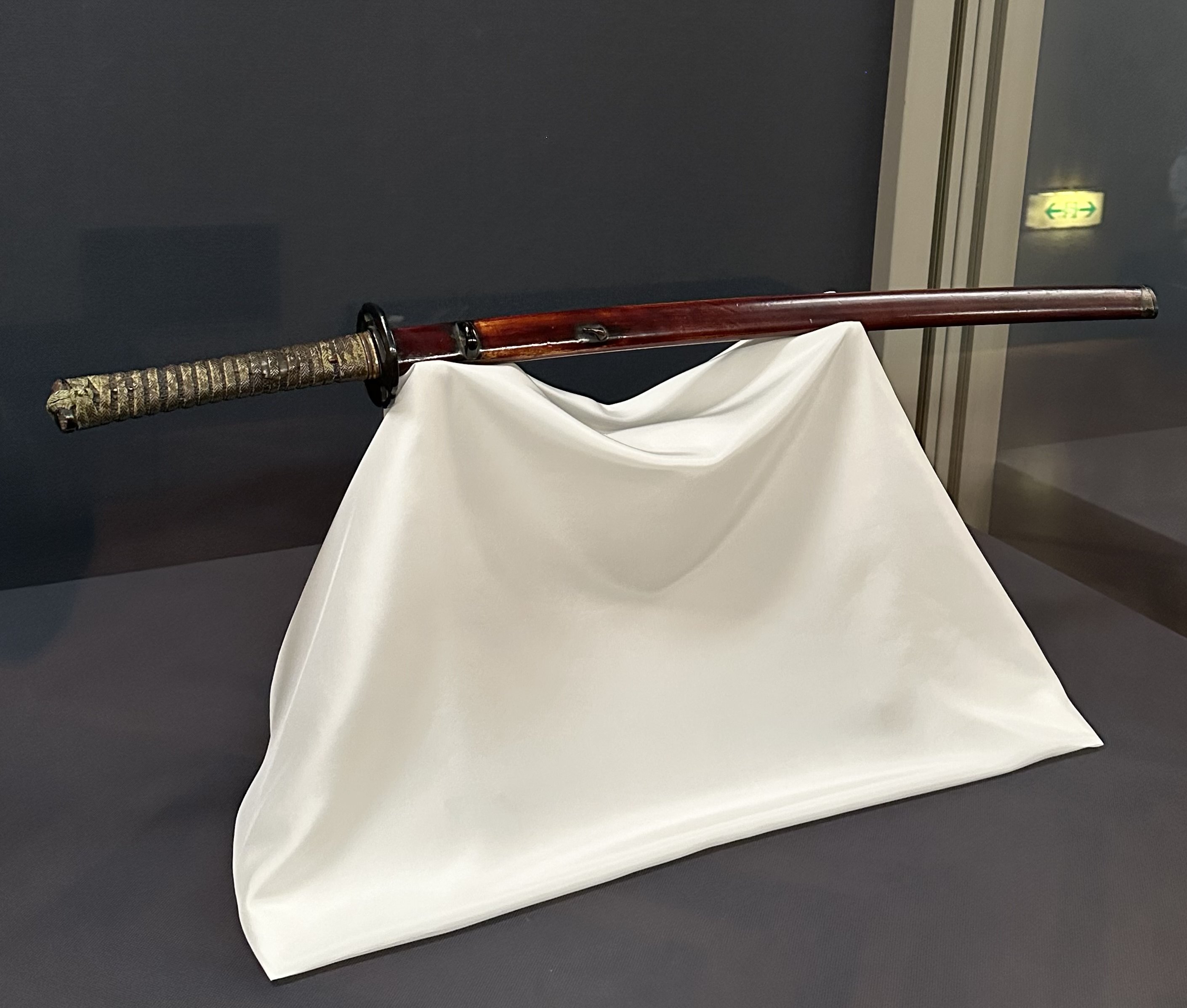 幕末の志士が愛用した刀の拵で使われた野晒図の縁頭 幕末の志士が愛用した刀の拵で使われた野晒図の