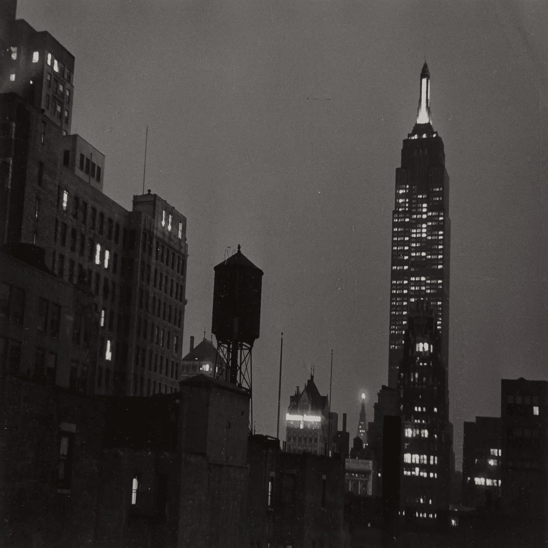 静けさの中に・・「夜のエンパイア・ステート・ビル」-Ilse Bing