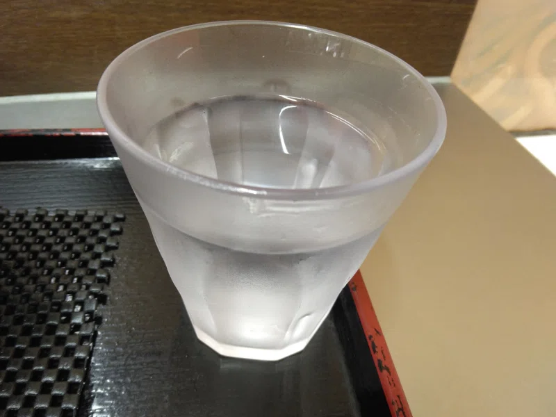 コップの水。適度に冷えていて美味しそう