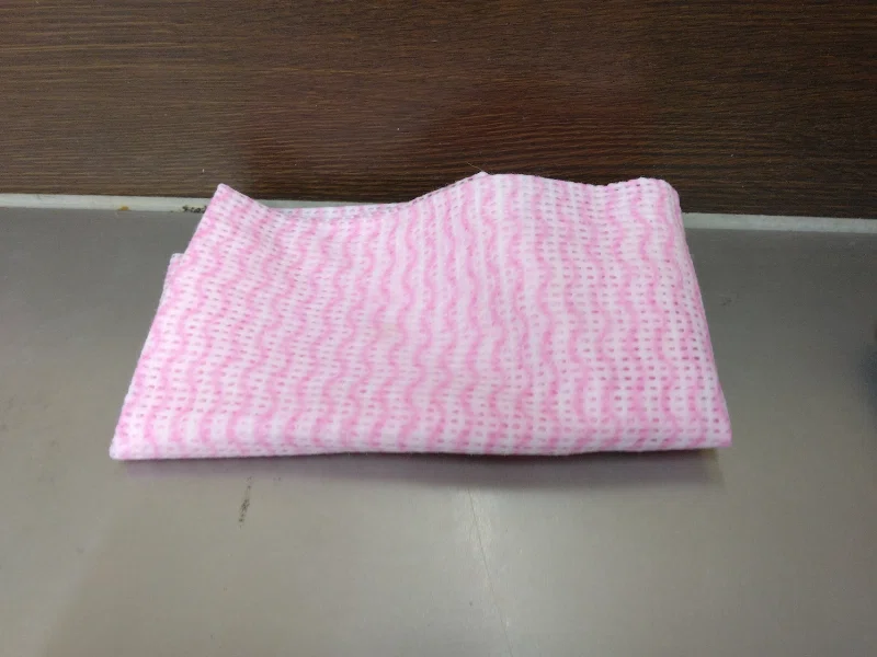 立ち食いソバ屋のテーブルの上においてあるふきん。客は自分でテーブルの上を拭いてきれいにする。