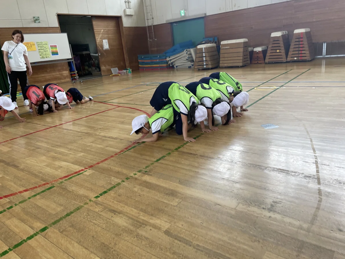 1年生 体育 体つくり運動｜泉大津市立楠小学校