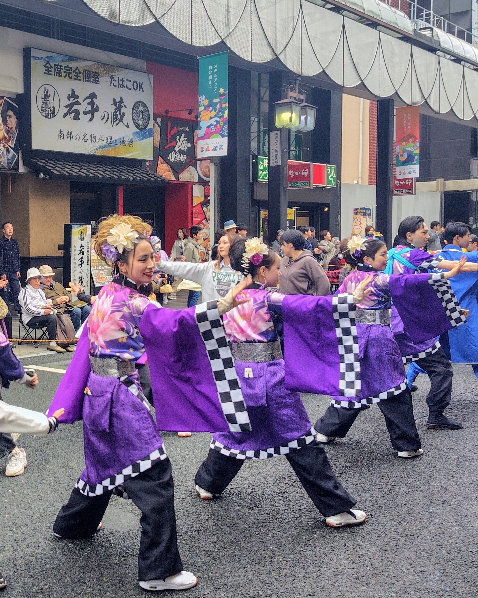 紫の舞、音の雨。小雨の中で観た“YOSAKOIさんさ”の美しさ｜黒服と