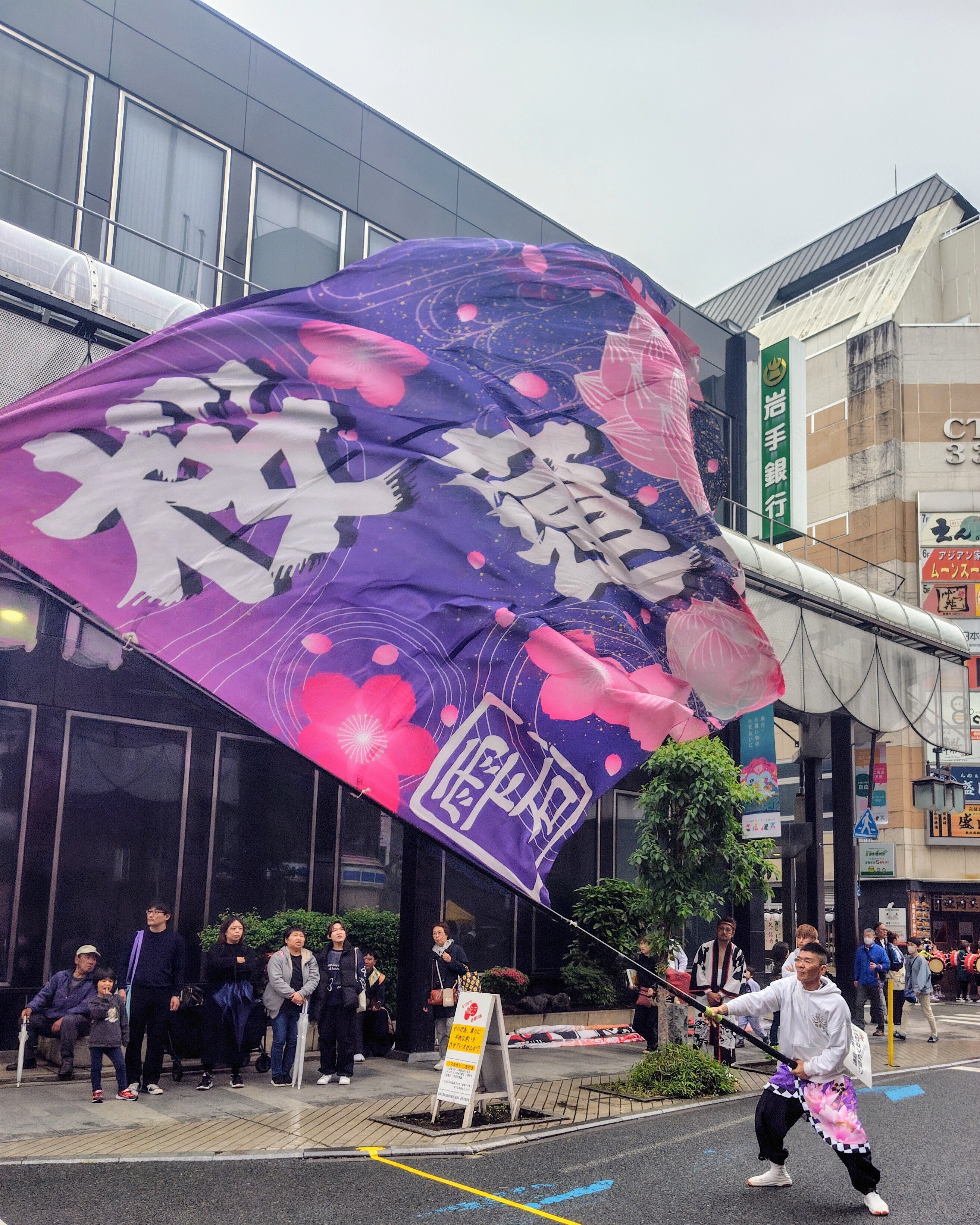 紫の舞、音の雨。小雨の中で観た“YOSAKOIさんさ”の美しさ｜黒服と