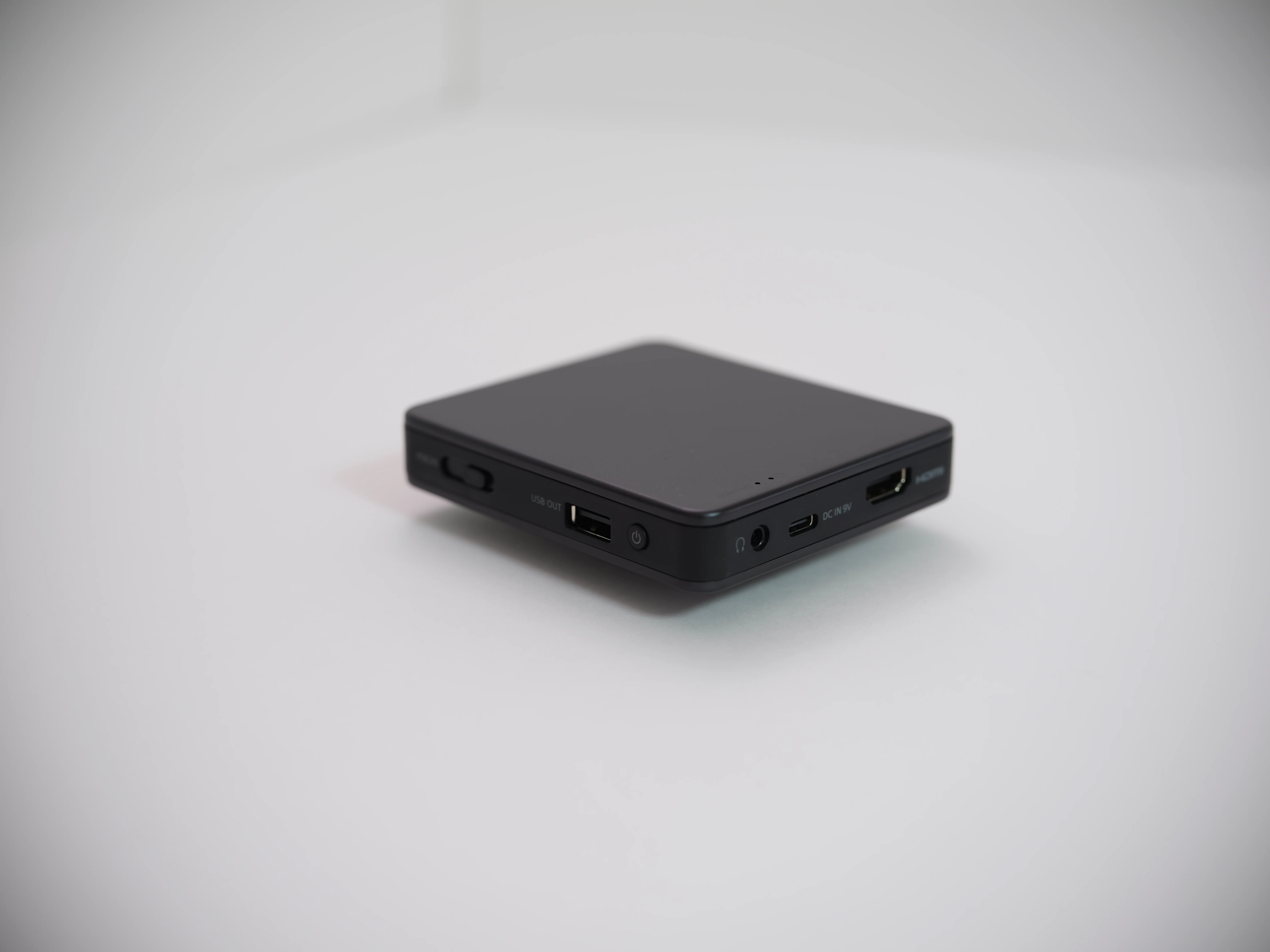 レビュー】Mac miniとプロジェクター NX1で実現する、モバイル&ごろ寝