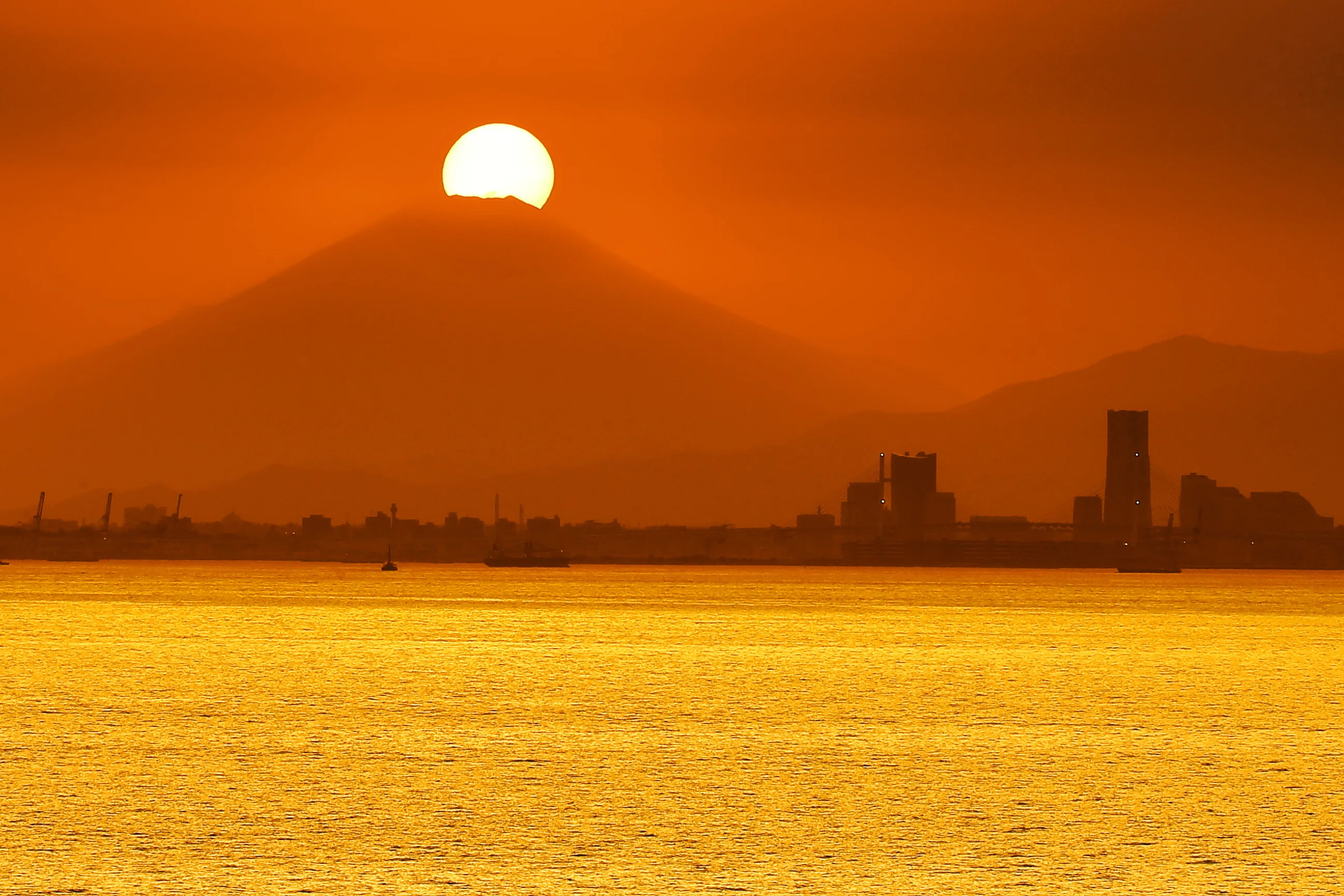 海ほたるからのダイヤモンド富士｜trpe