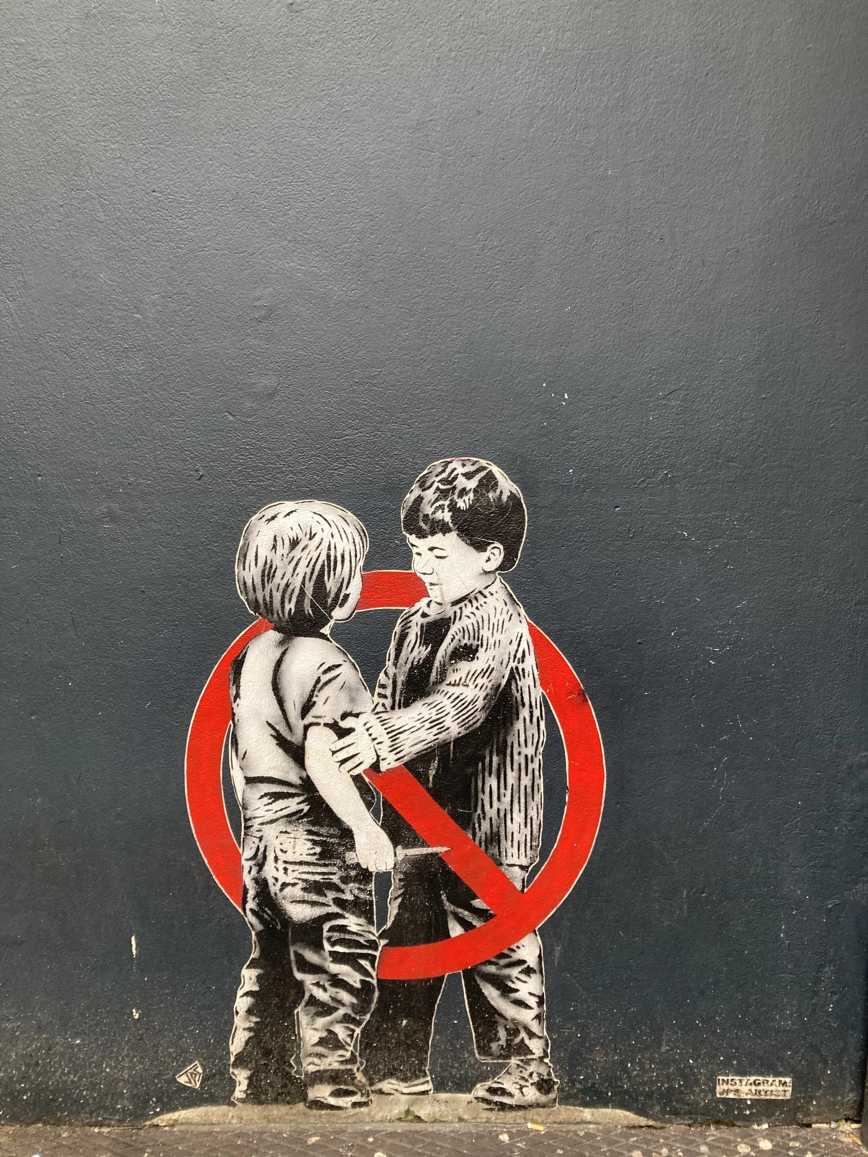 Banksy in Bristol ①Well Hung Lover 邦題「窓からぶら下がっている裸