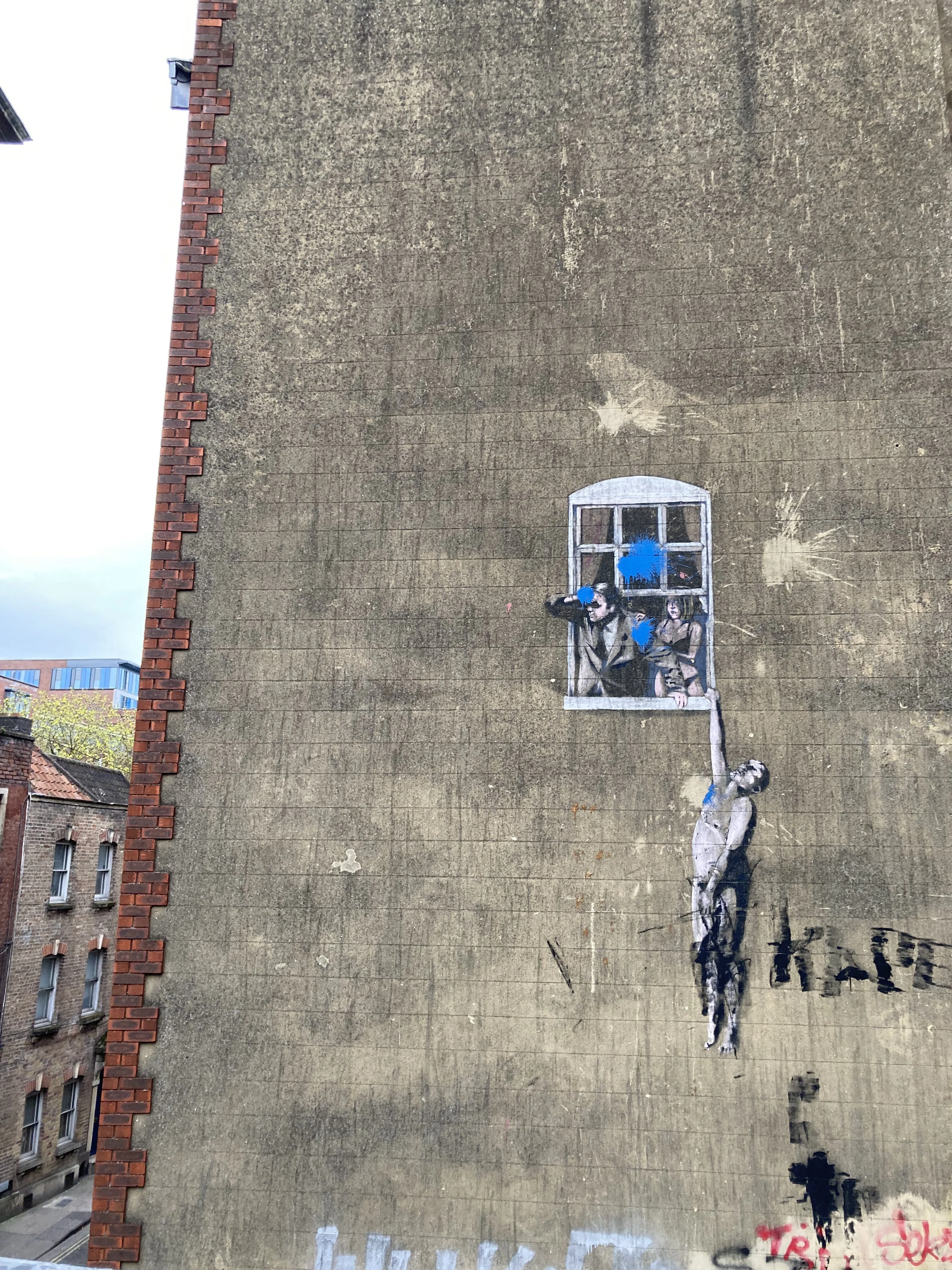 Banksy in Bristol ①Well Hung Lover 邦題「窓からぶら下がっている裸