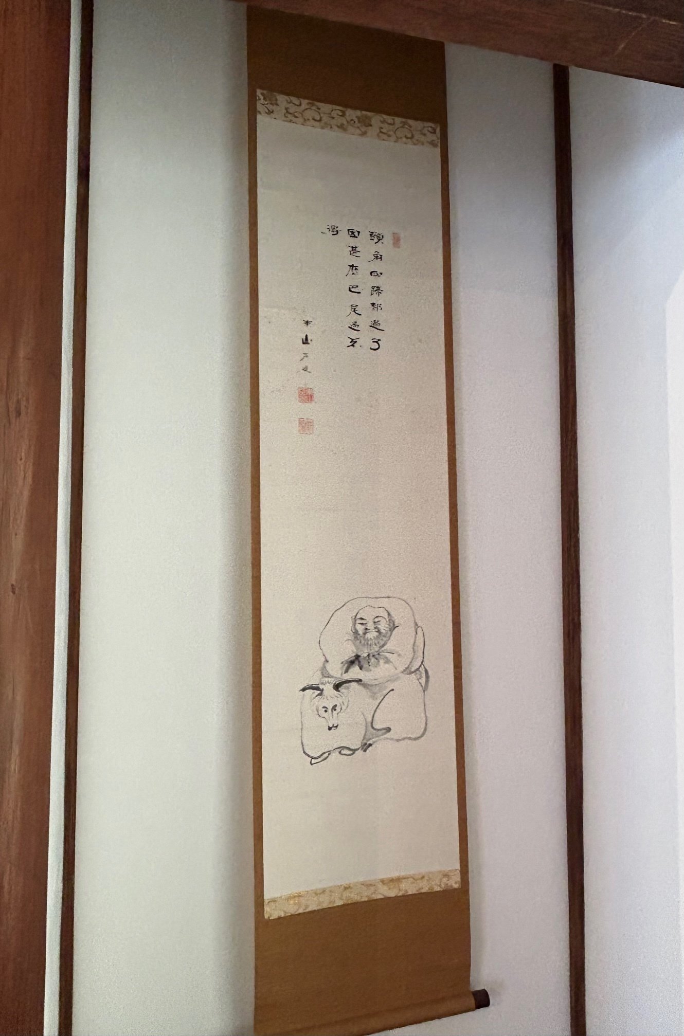 賑わうなか、達磨さんの御軸が存在感を顕す [西来院―達磨大師Ⅴ