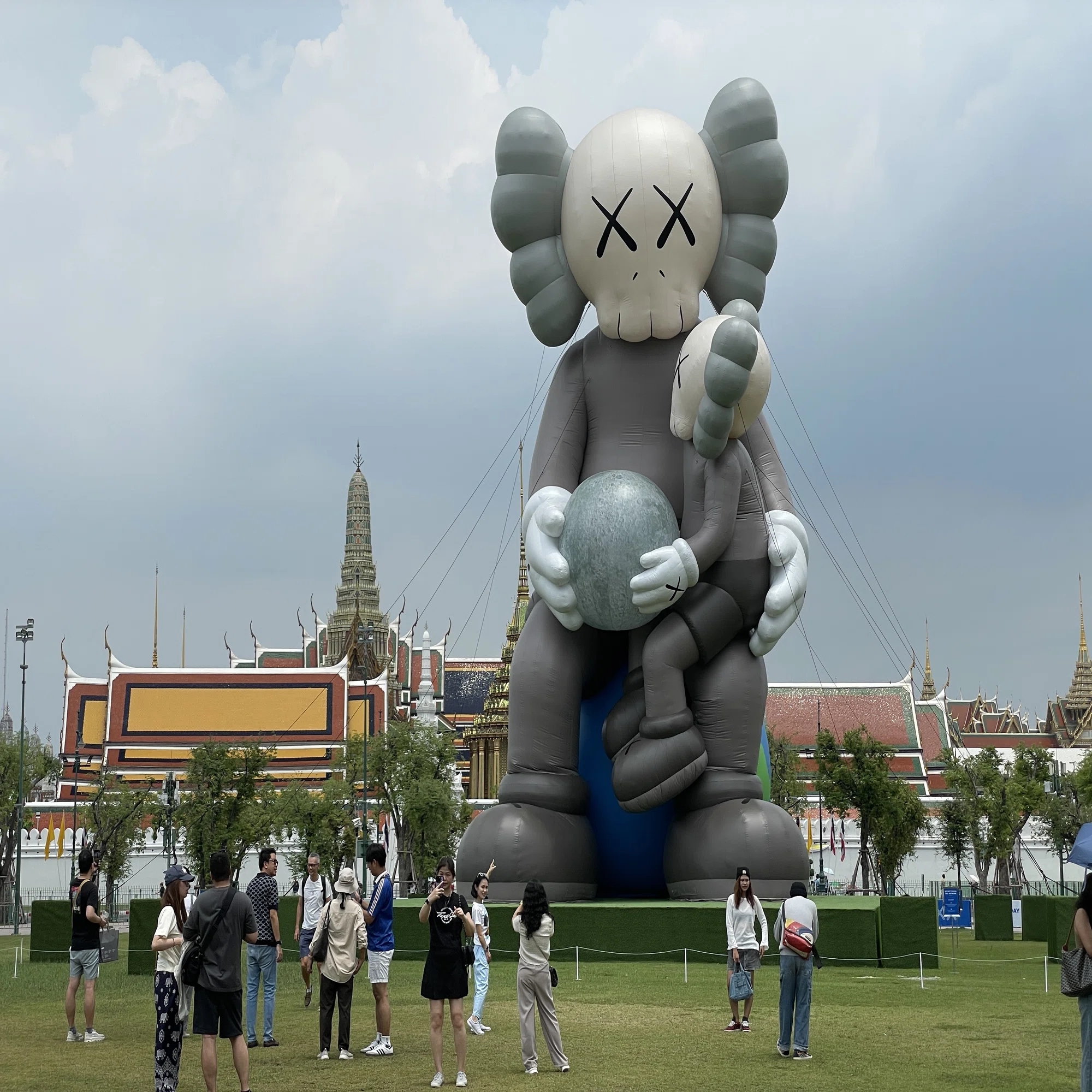 KAWS: HOLIDAY THAILAND｜ときつる