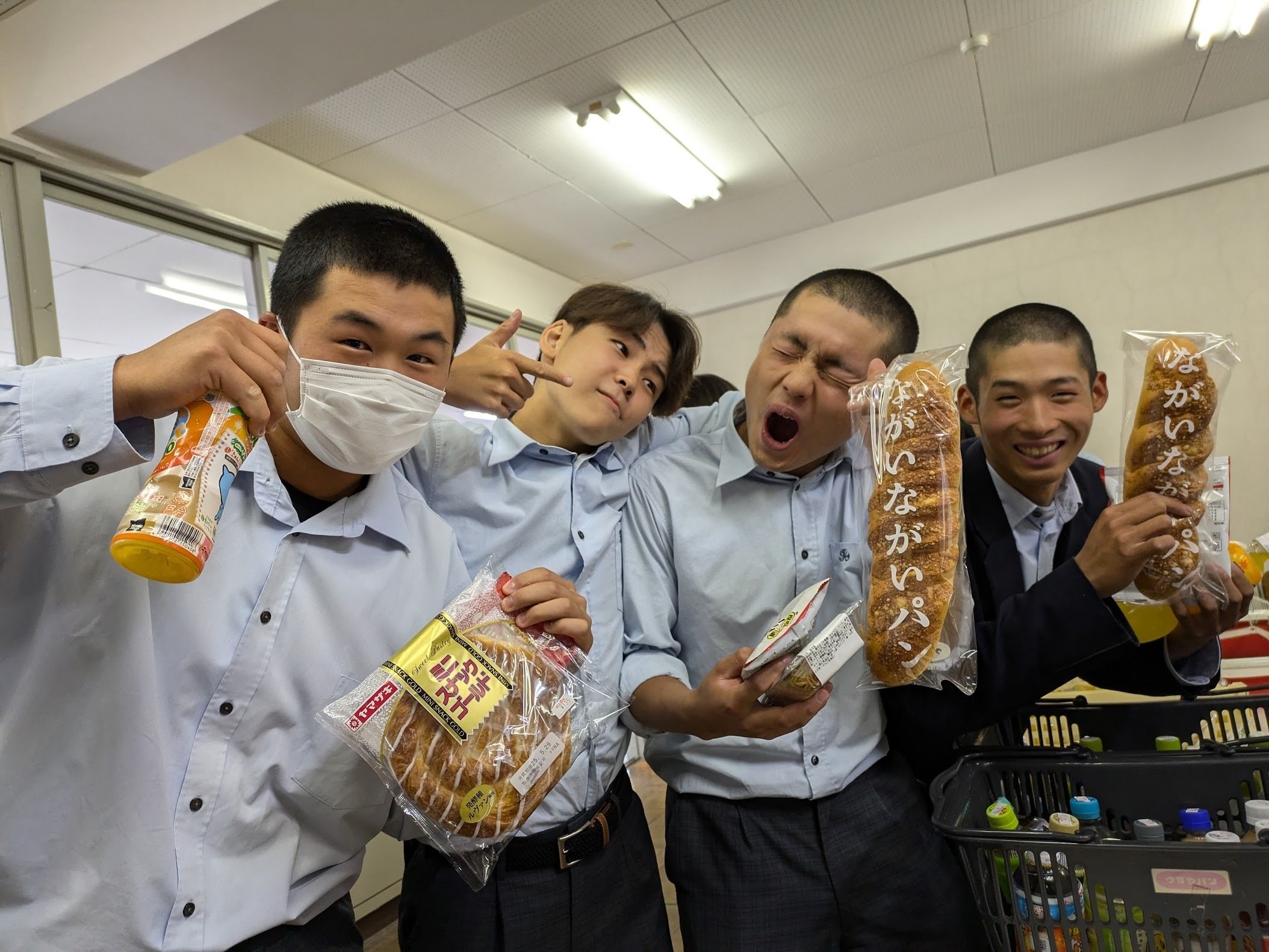 昼休みは購買スペースが大賑わい！伊香高校の「つるやパン」販売