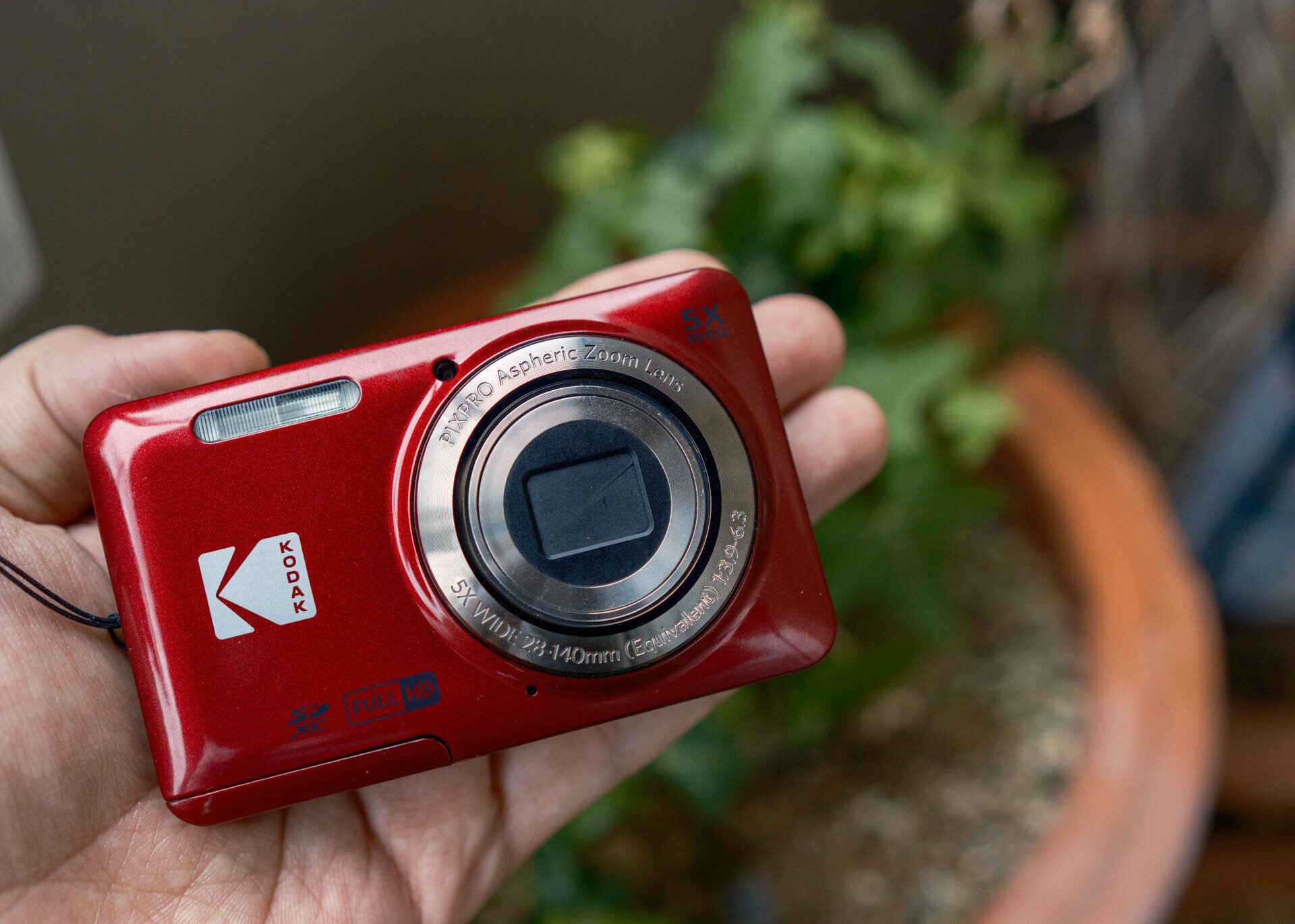 Kodak PIXPRO FZ55 デジタルカメラ 赤 16MP kodak fz55 レッド Amazon