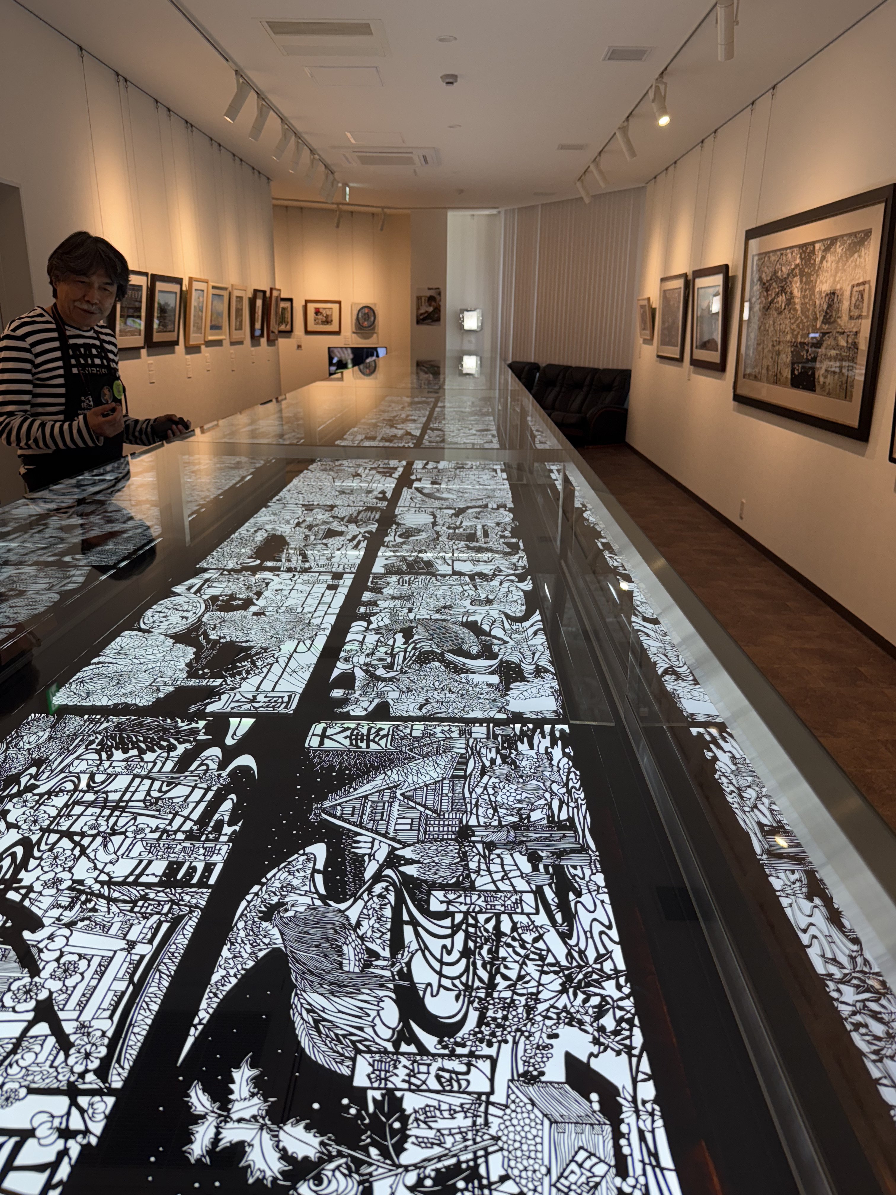 紙を切る」魅力にとりつかれ、「切り絵画家」として世界中から注目され