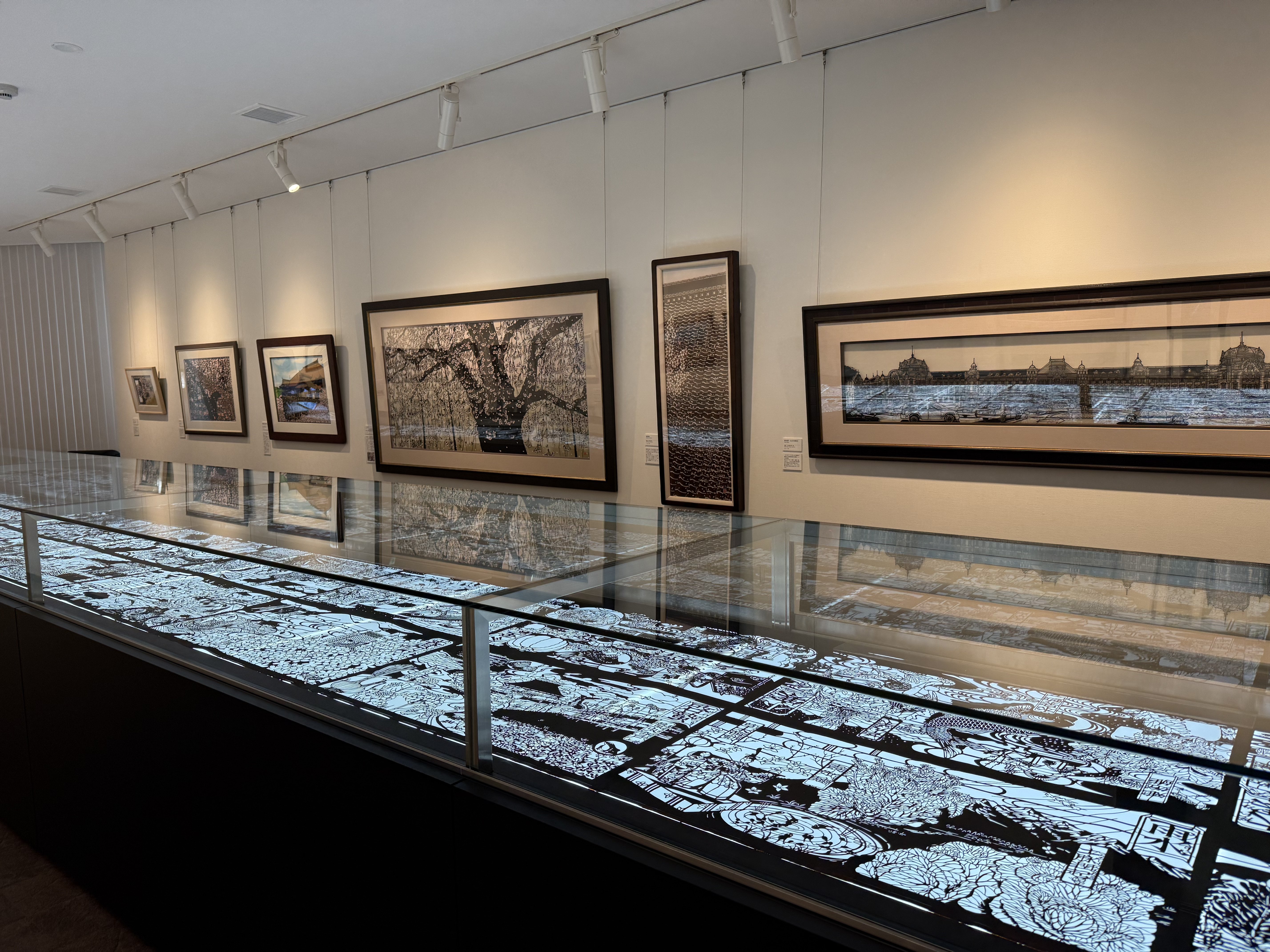 紙を切る」魅力にとりつかれ、「切り絵画家」として世界中から注目され