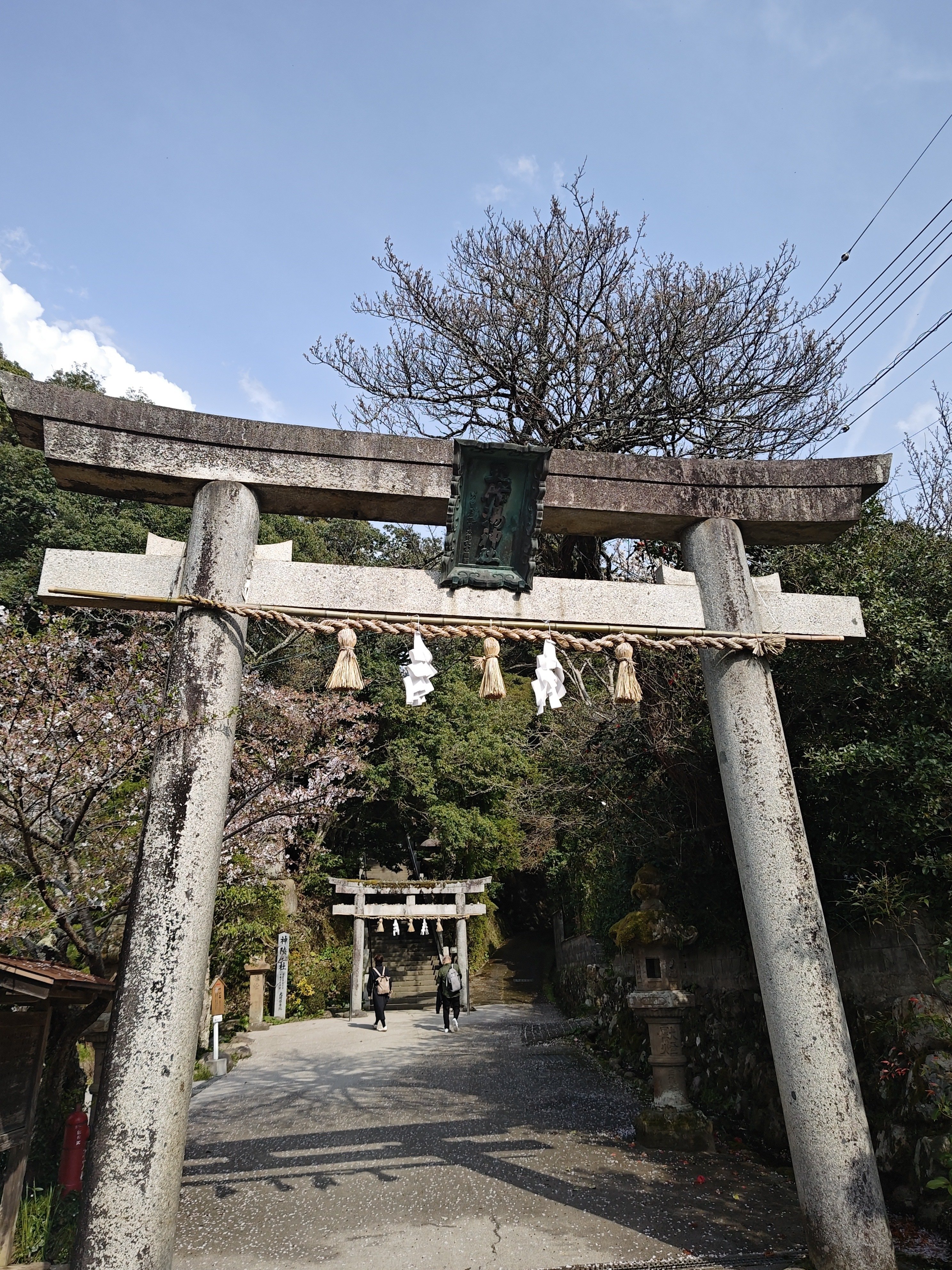 願いを石にのせて — 玉作湯神社、叶い石の祈り｜知留