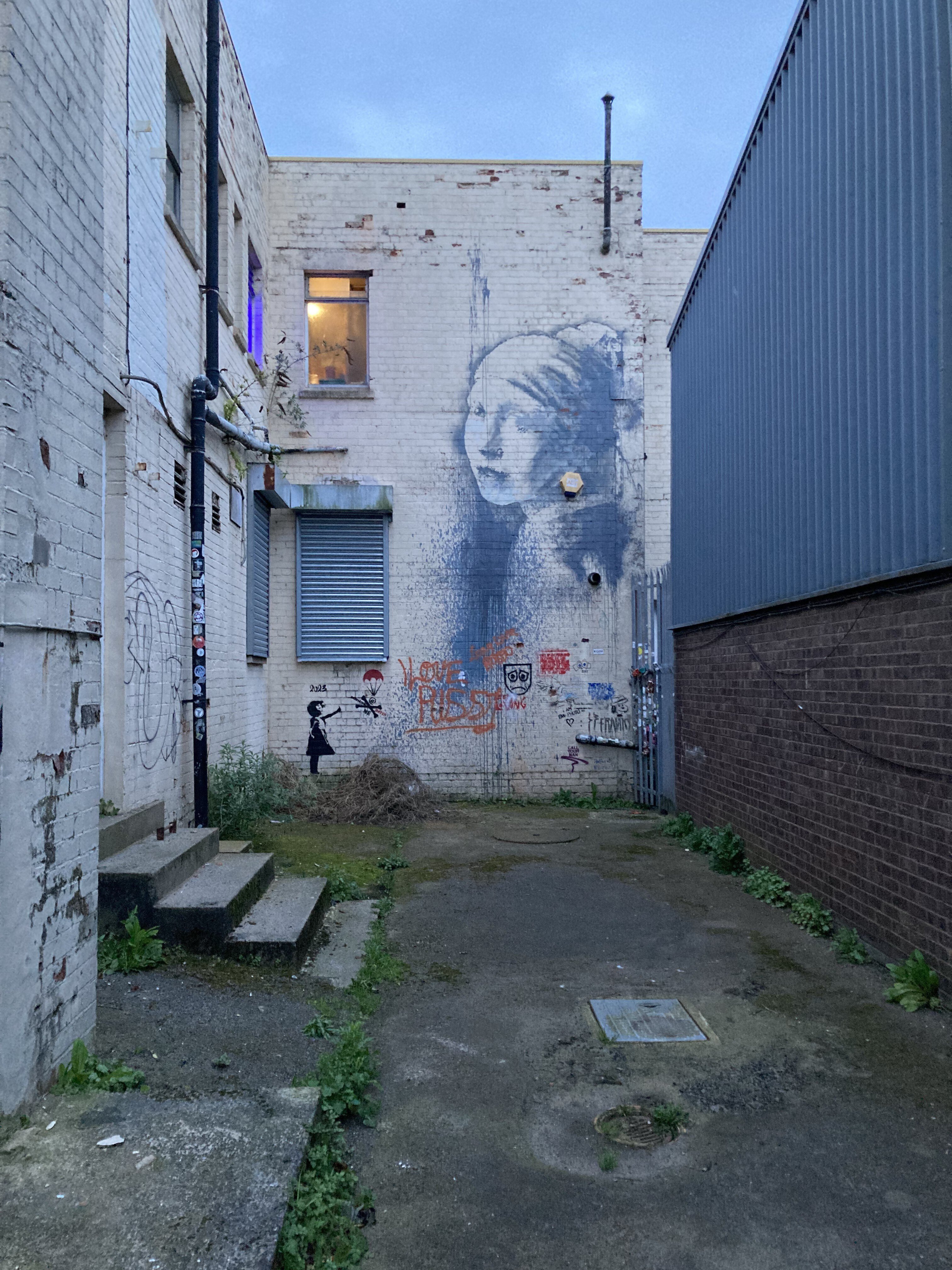 Banksy in Bristol ③Girl with a Pierced Eardrum 邦題「イヤー