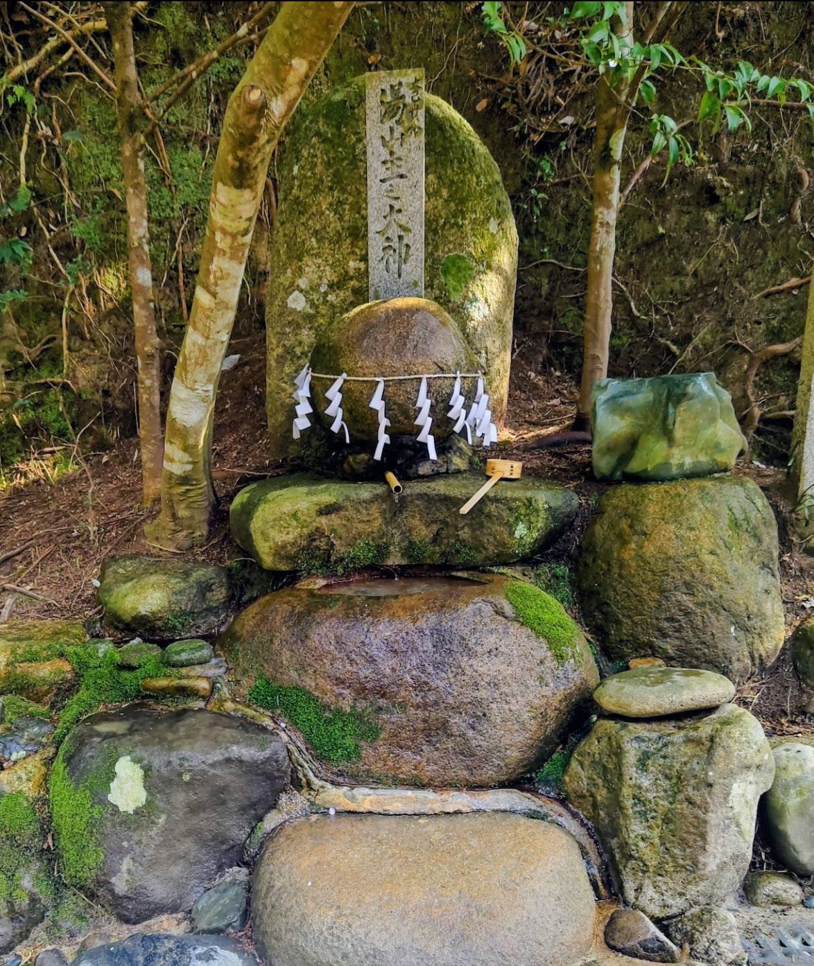 願いを石にのせて — 玉作湯神社、叶い石の祈り｜知留