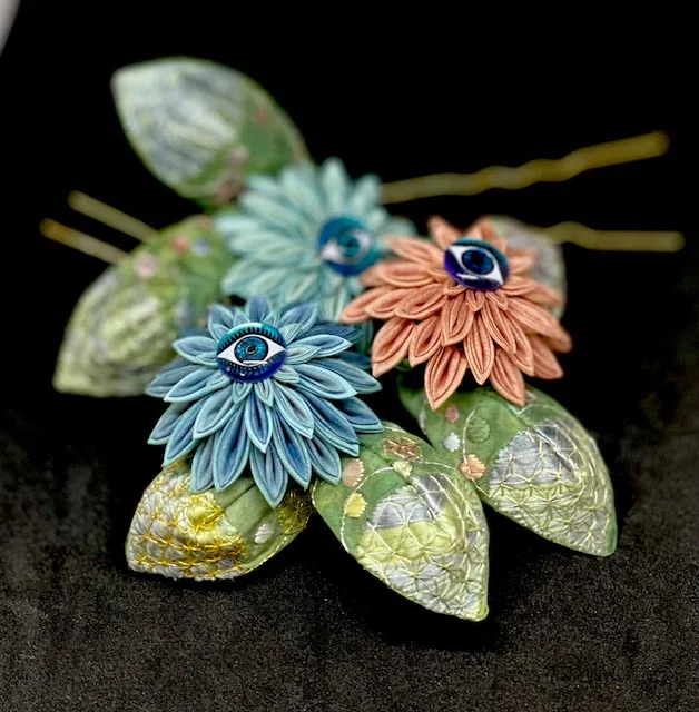 日本刺繍と友禅染、つまみ細工を組み合わせた立体作品『夜を継ぐもの