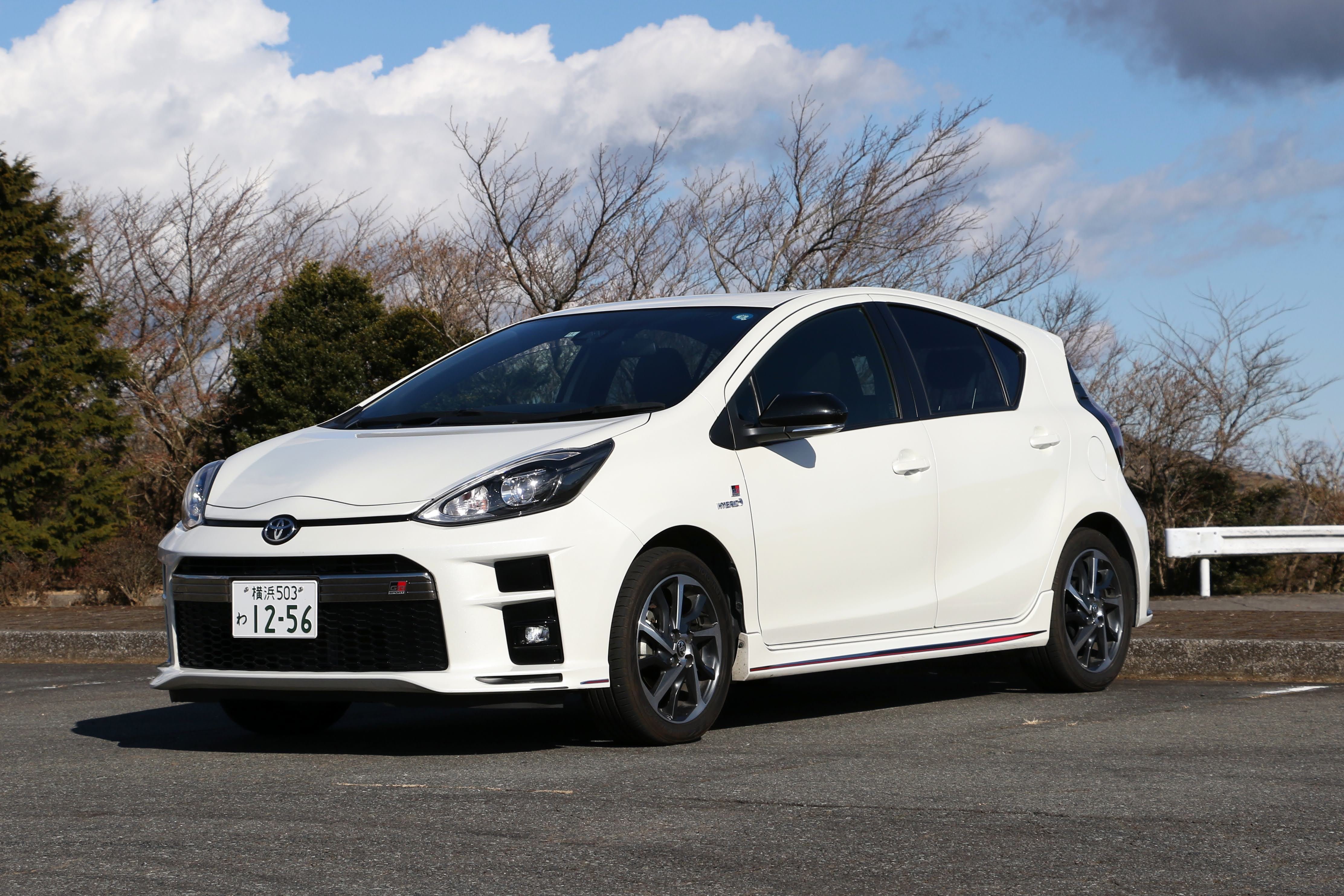 K552V16-1 走行距離3，100km アクア NHP10 ［純正 アームレスト］黒 0-100km⁄h 加速 TOYOTA　AQUA　アクア　HYBRID