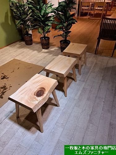 27,栃の木の一枚板から三連のスツールを製作致しました。｜一枚板と木