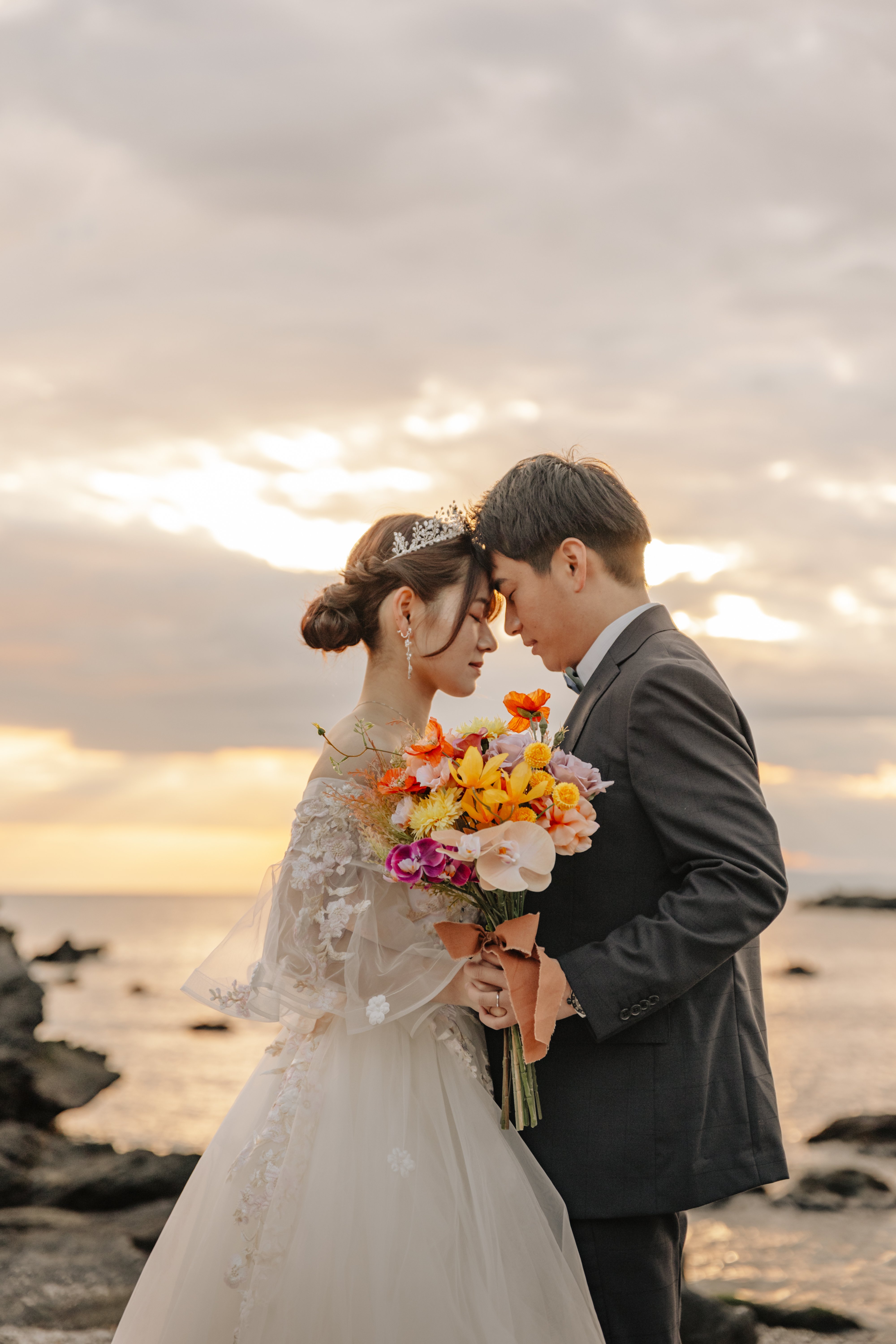 結婚式前撮り】ロマンチックなサンセットフォト&ムービー特集🌇｜THE
