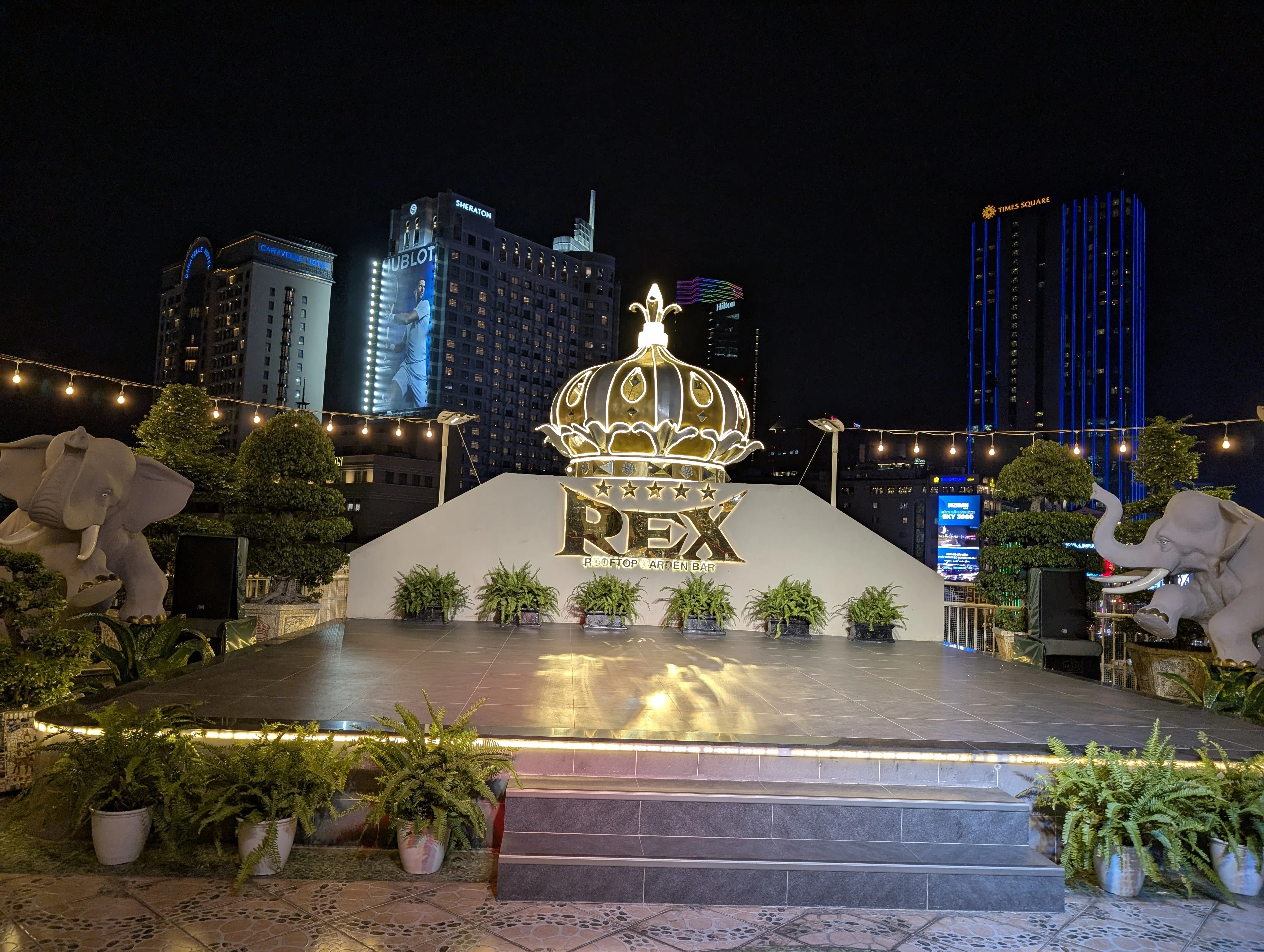 🇻🇳夜風に吹かれてルーフトップバー行ってみた🍺Rex Hotel Saigon