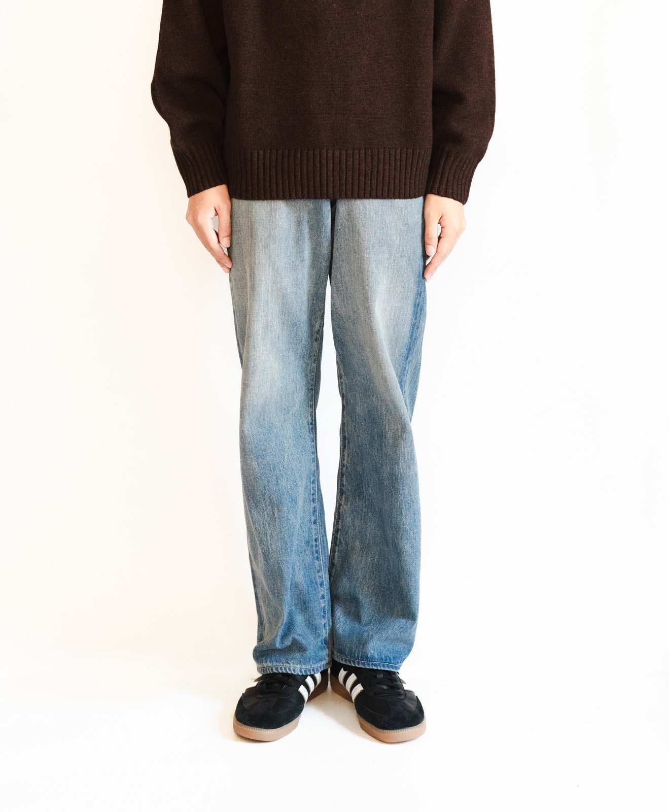 AURALEEのデニムパンツ（ベージュ系）を使った人気ファッション
