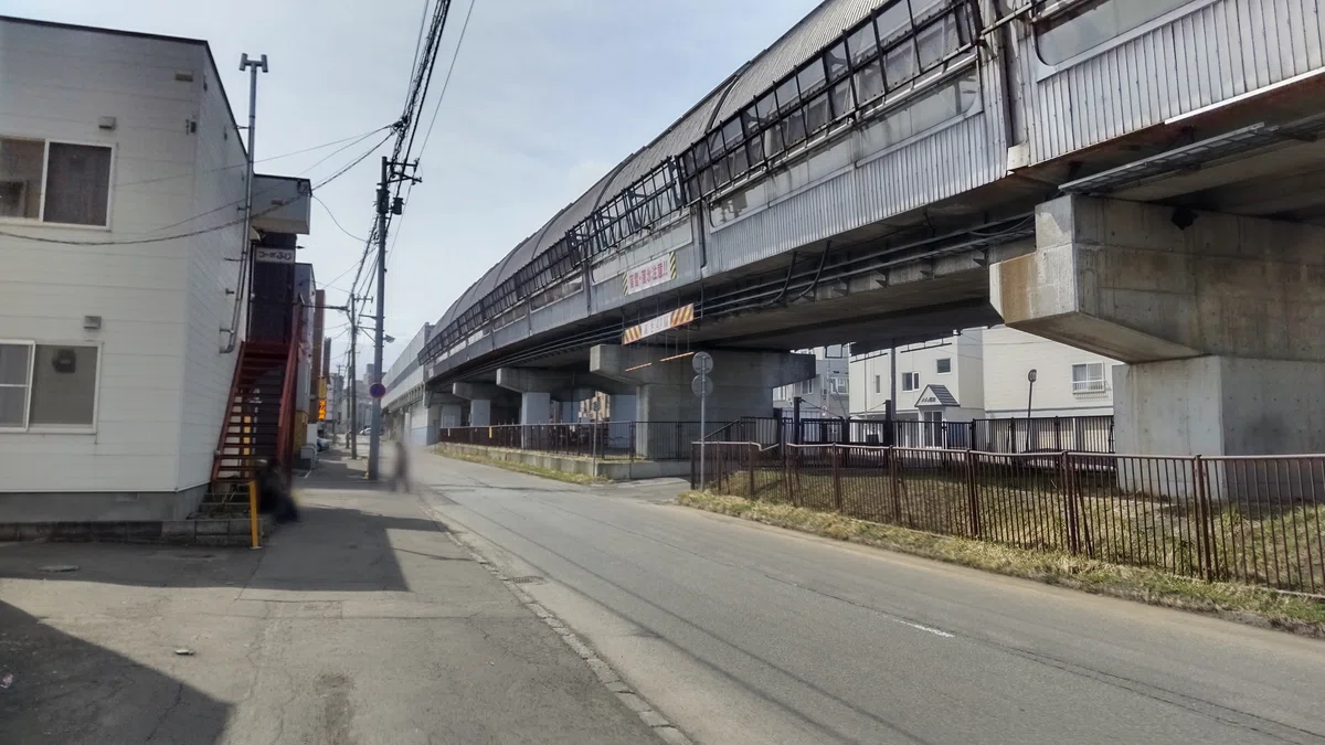 地下鉄の高架沿いの路地の写真