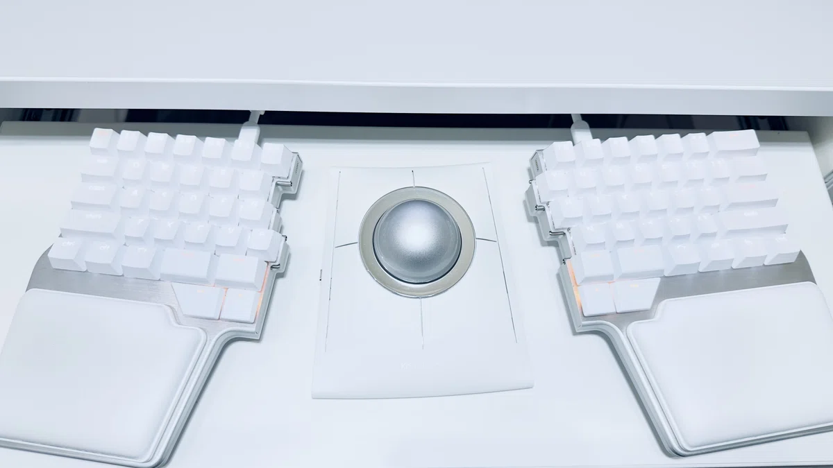 Kensington SlimBlade Pro を分割キーボードの間に設置したデスクセットアップ