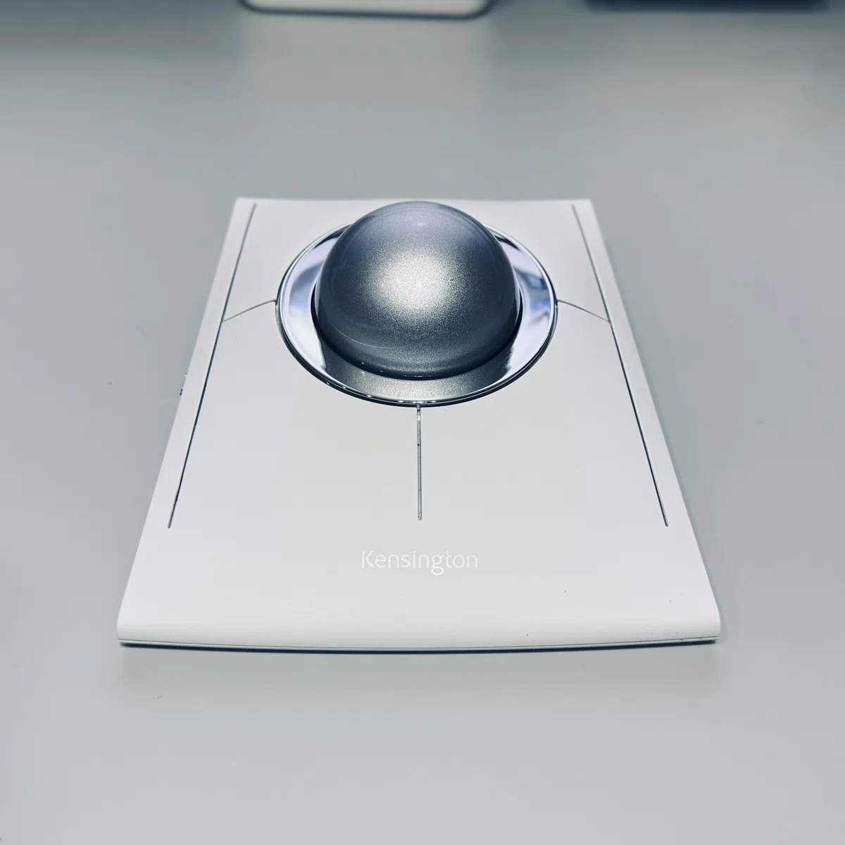 Kensington SlimBlade Pro トラックボールの正面外観