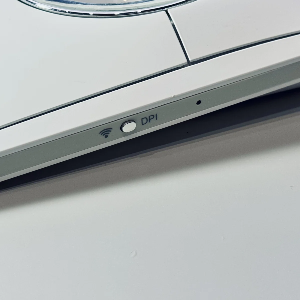 Kensington SlimBlade Pro 側面のDPIボタンと接続インジケーター