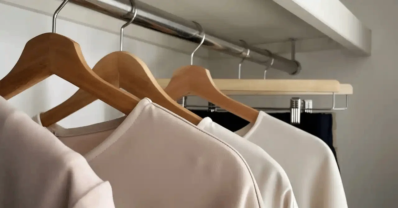 100着の服をやめて、10着で暮らす。お気に入りクローゼットの作り方 
