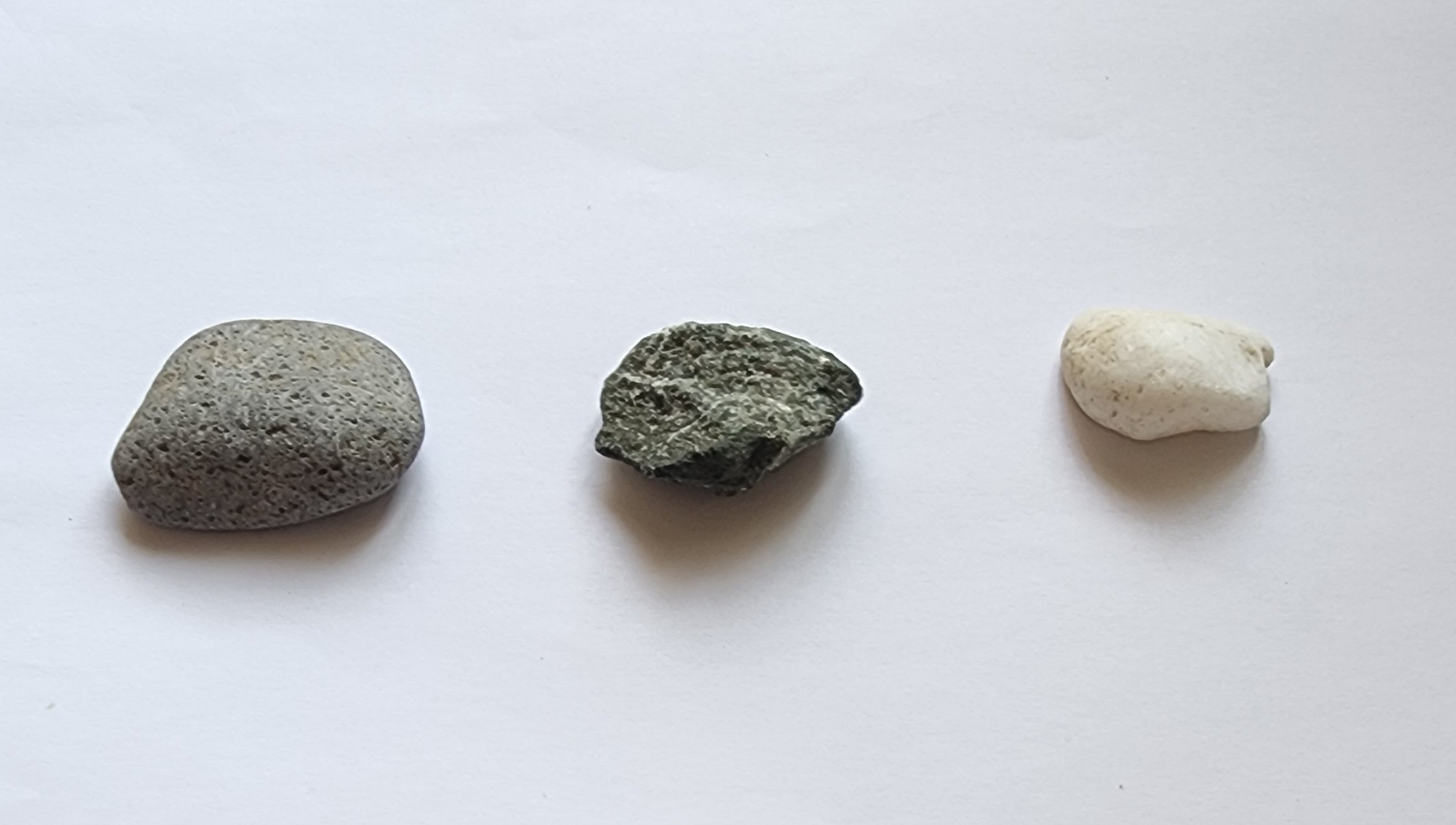 石をみつめて美少女を見出す｜観察録モノのコト 06．小石｜タケうみ