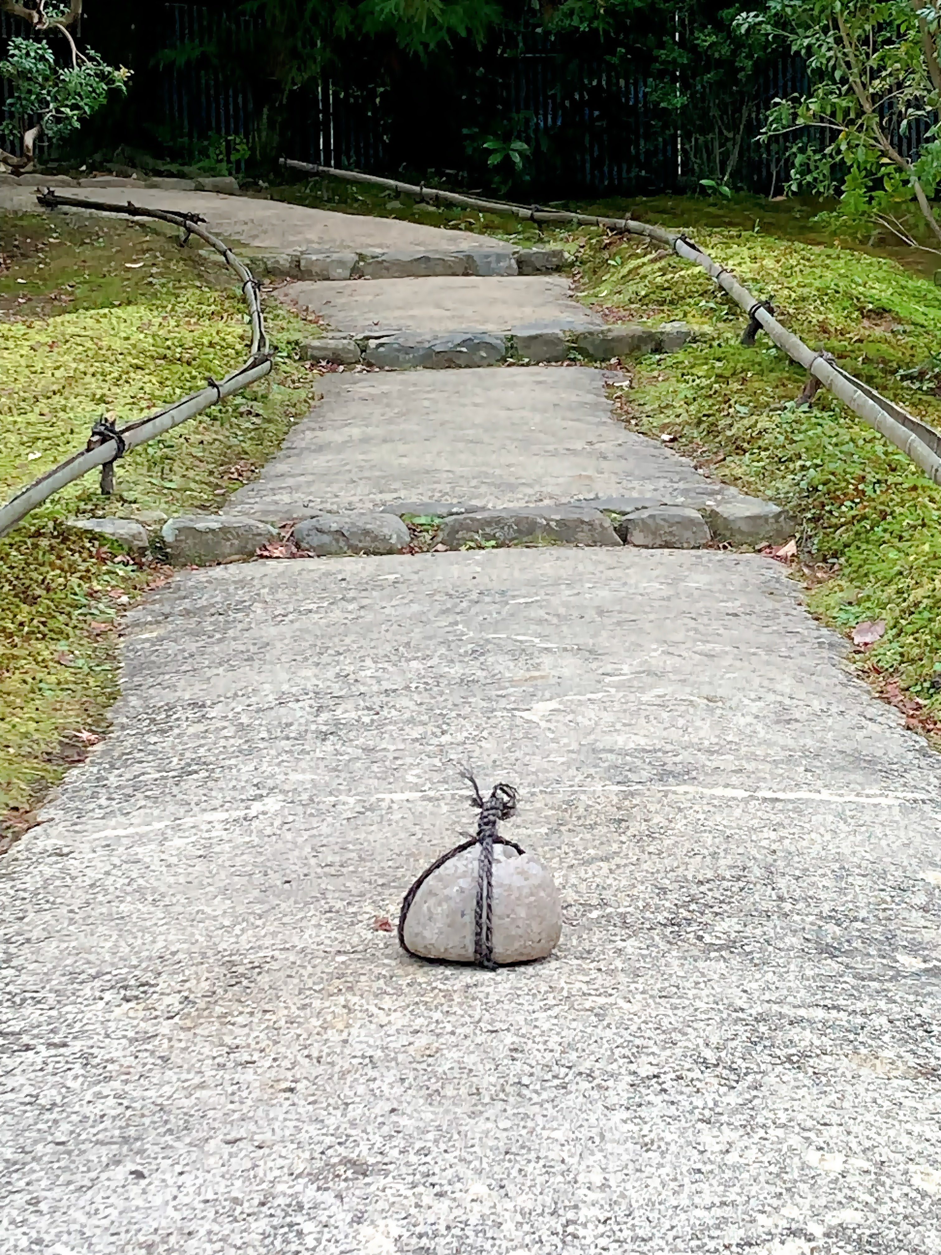 関守石の機能を知って、反省しきりのきょうこの頃というお話【わび