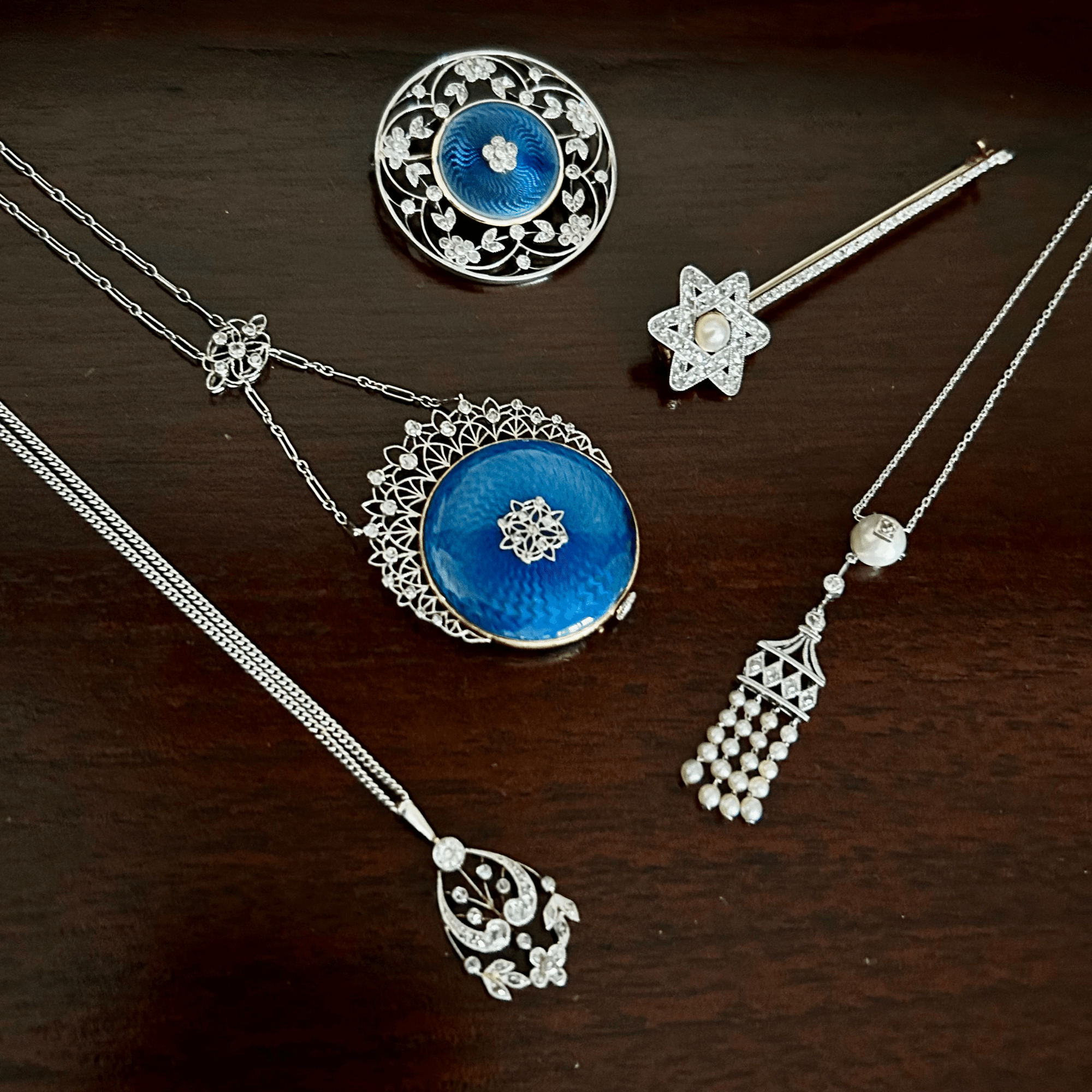 黒田 美紀のアンティーク・ストーリーギロッシェ・エナメル・ブローチ