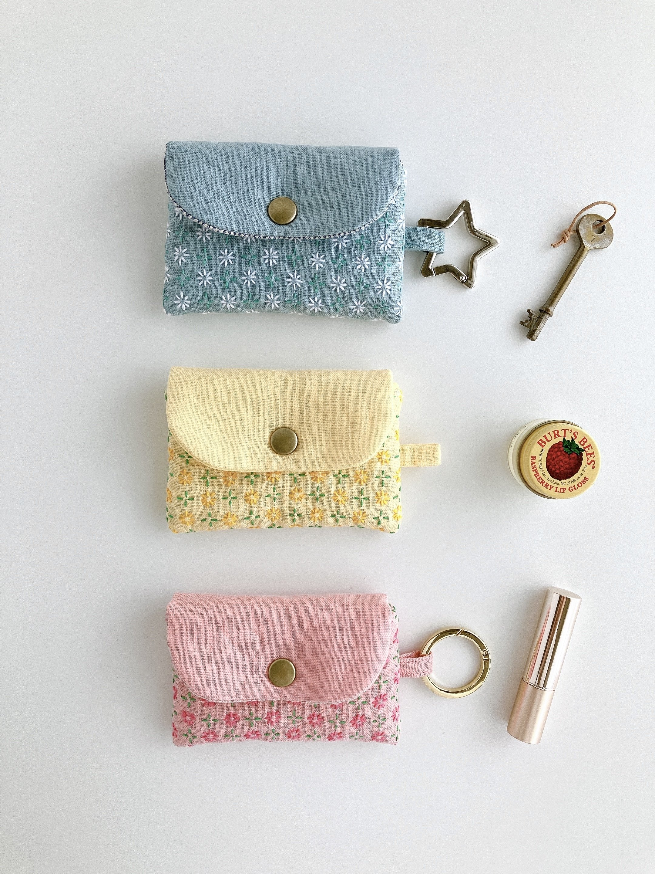 雨の日の針しごと/ふわふわフラップポーチ｜sashikonami