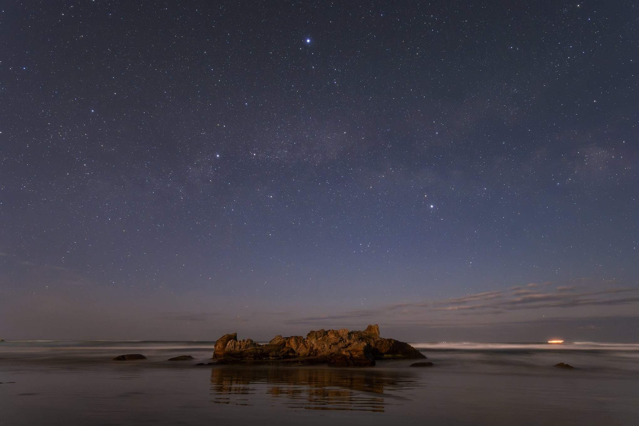 星海光来 フォトカ リアルタイム動画・月明かりの海と漆黒の海｜星空写真家・「好き」を