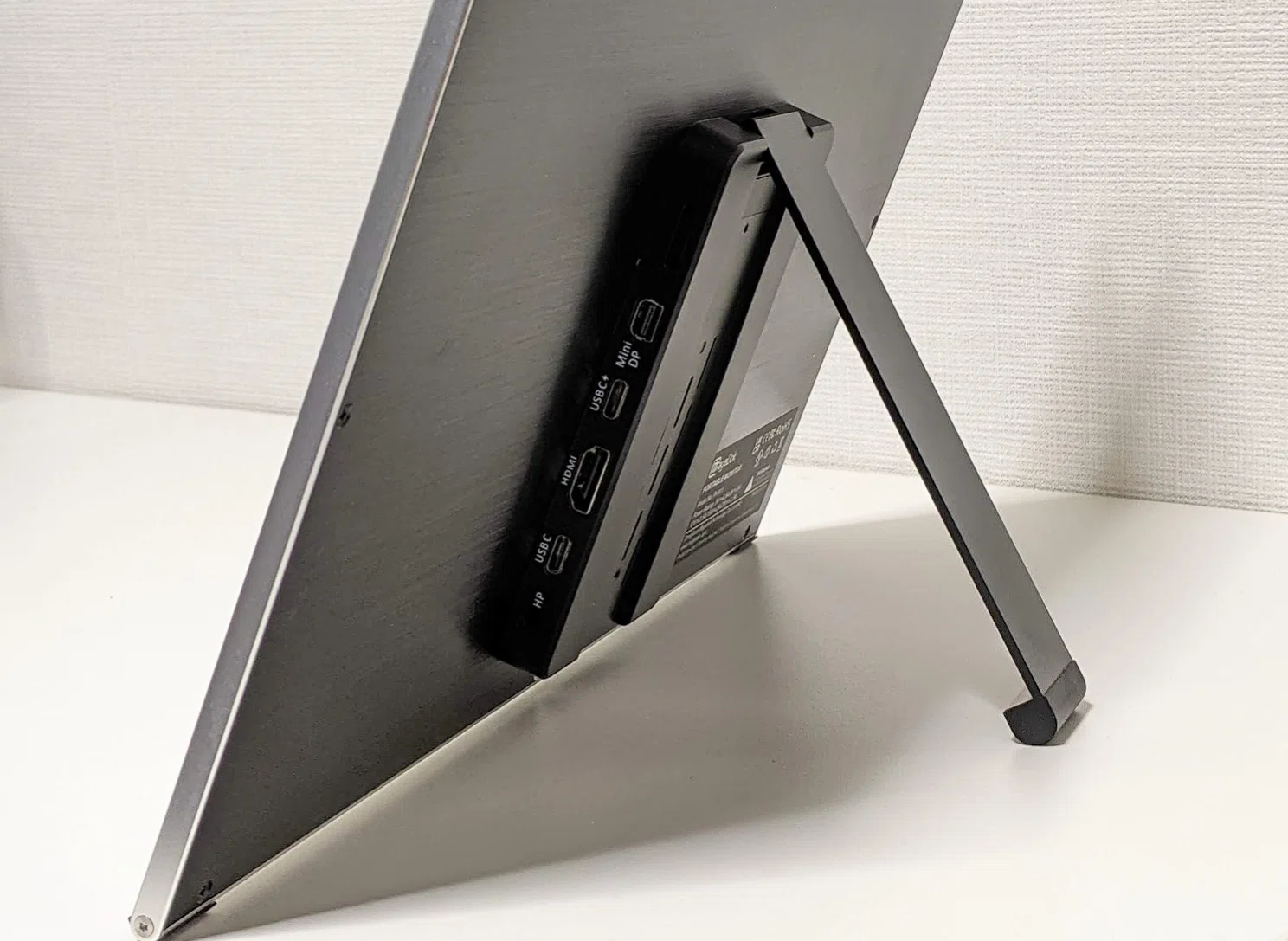 格安モバイルモニタは5年間でどう進化したか(Cuview有機EL 14インチ