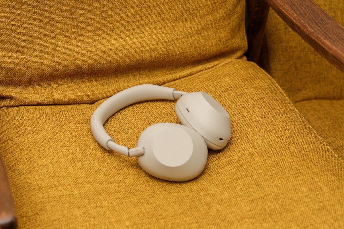 SONY WH-1000XM5 ホワイト 中古　ケース色違い SONY WH-1000XM5 ホワイト 中古 ケース色違い イヤホン