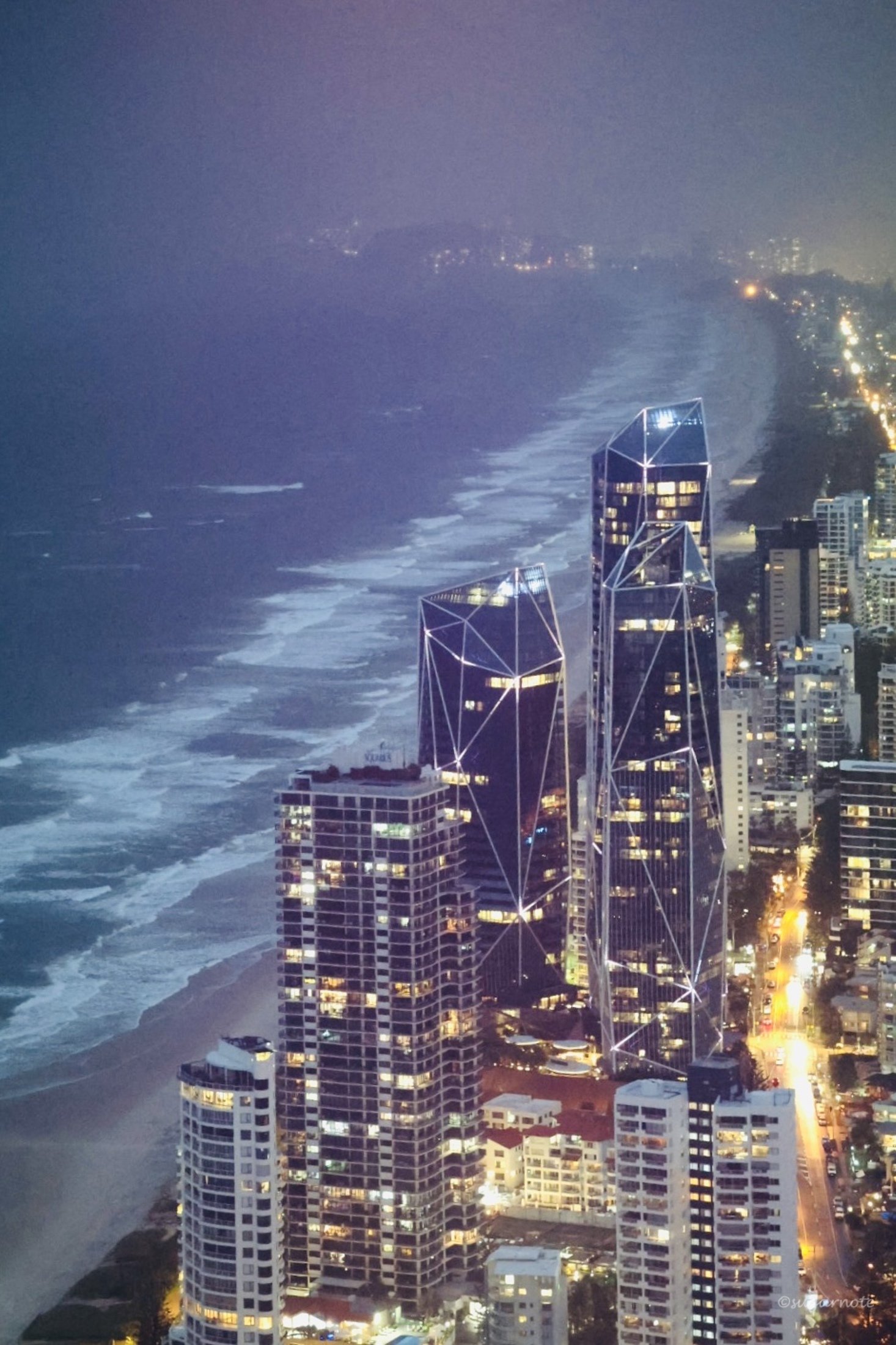 高層ビル群と海が織りなす夜景~Q1スカイポイント展望台｜Rui
