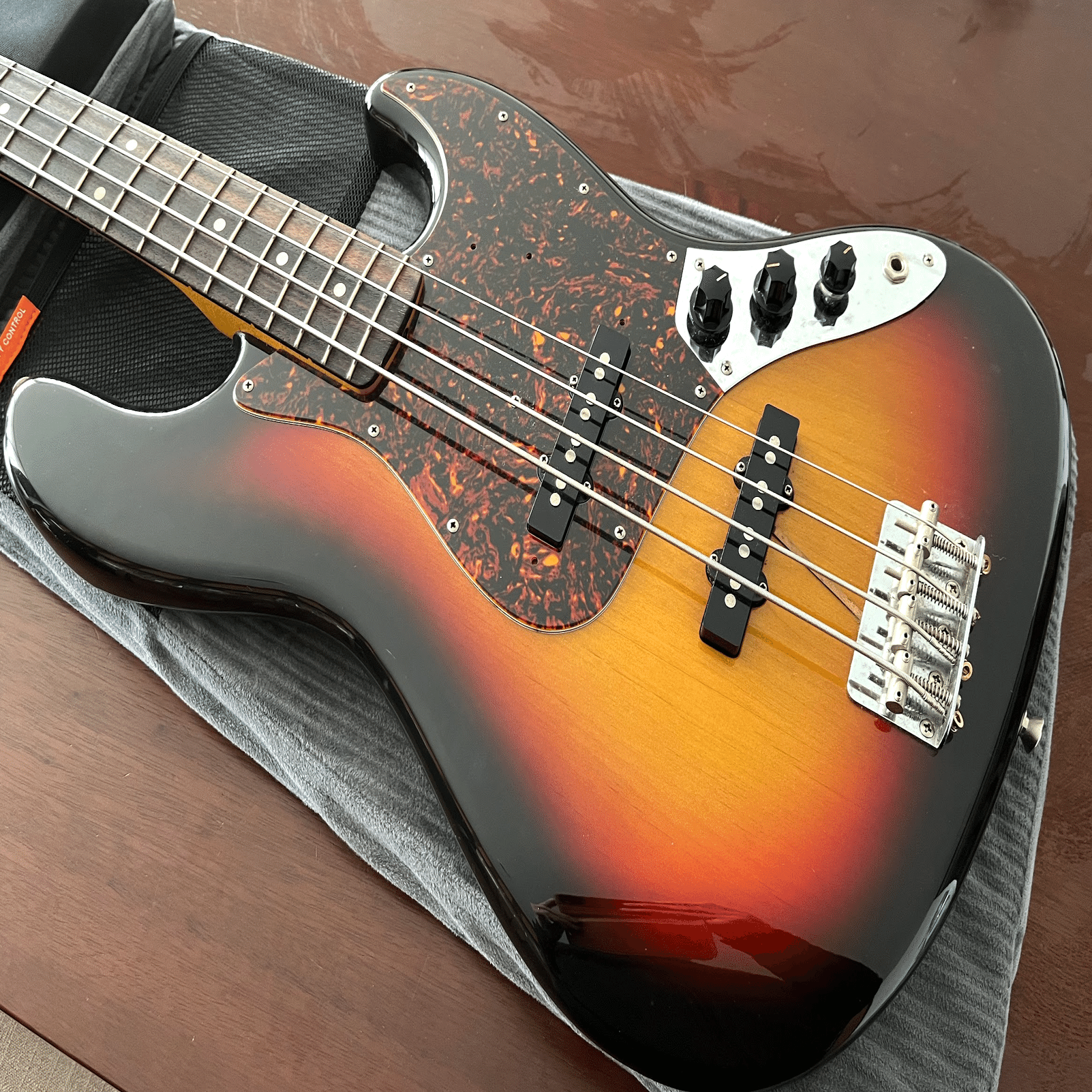 友人のJazz Bassのメンテナンス｜octopus