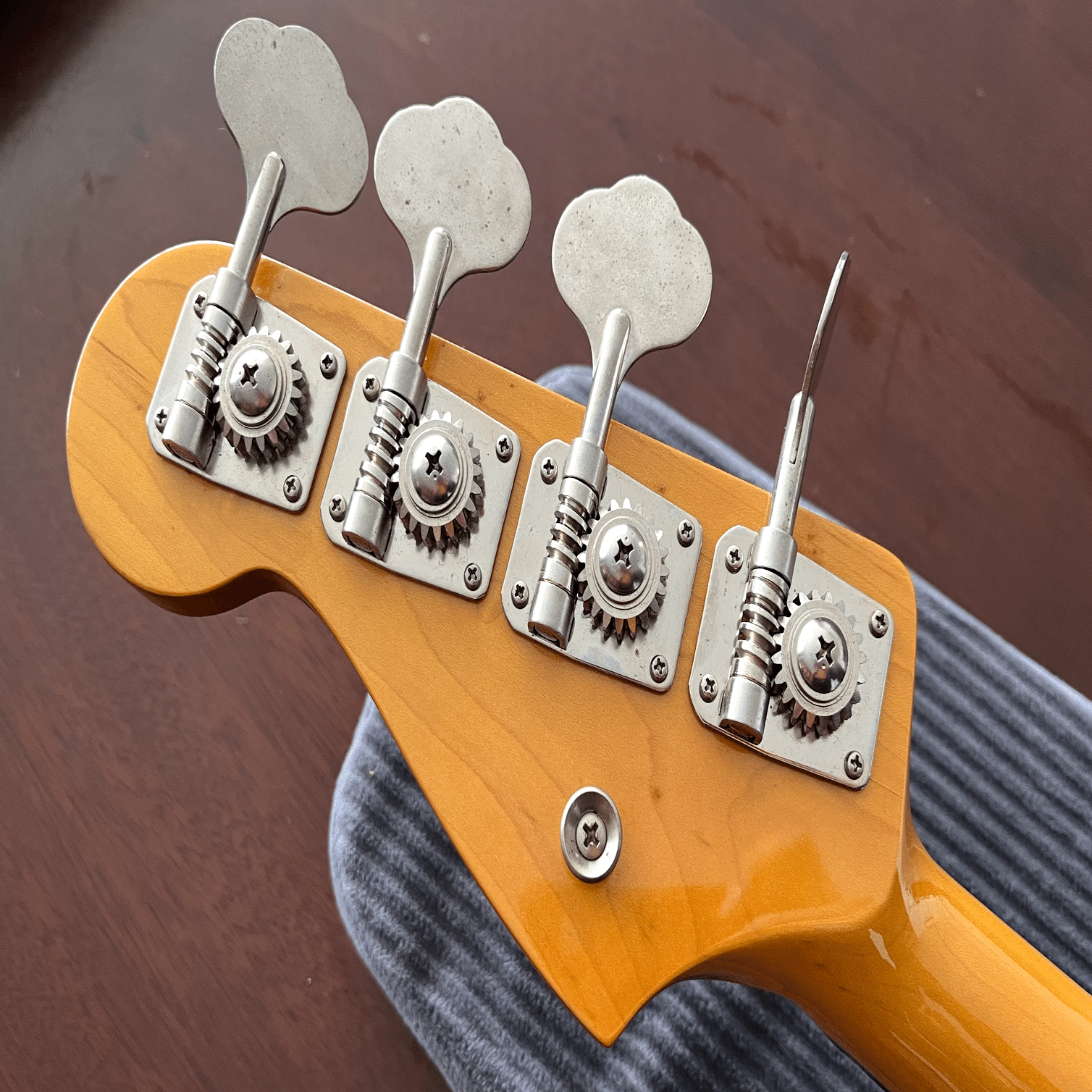 友人のJazz Bassのメンテナンス｜octopus