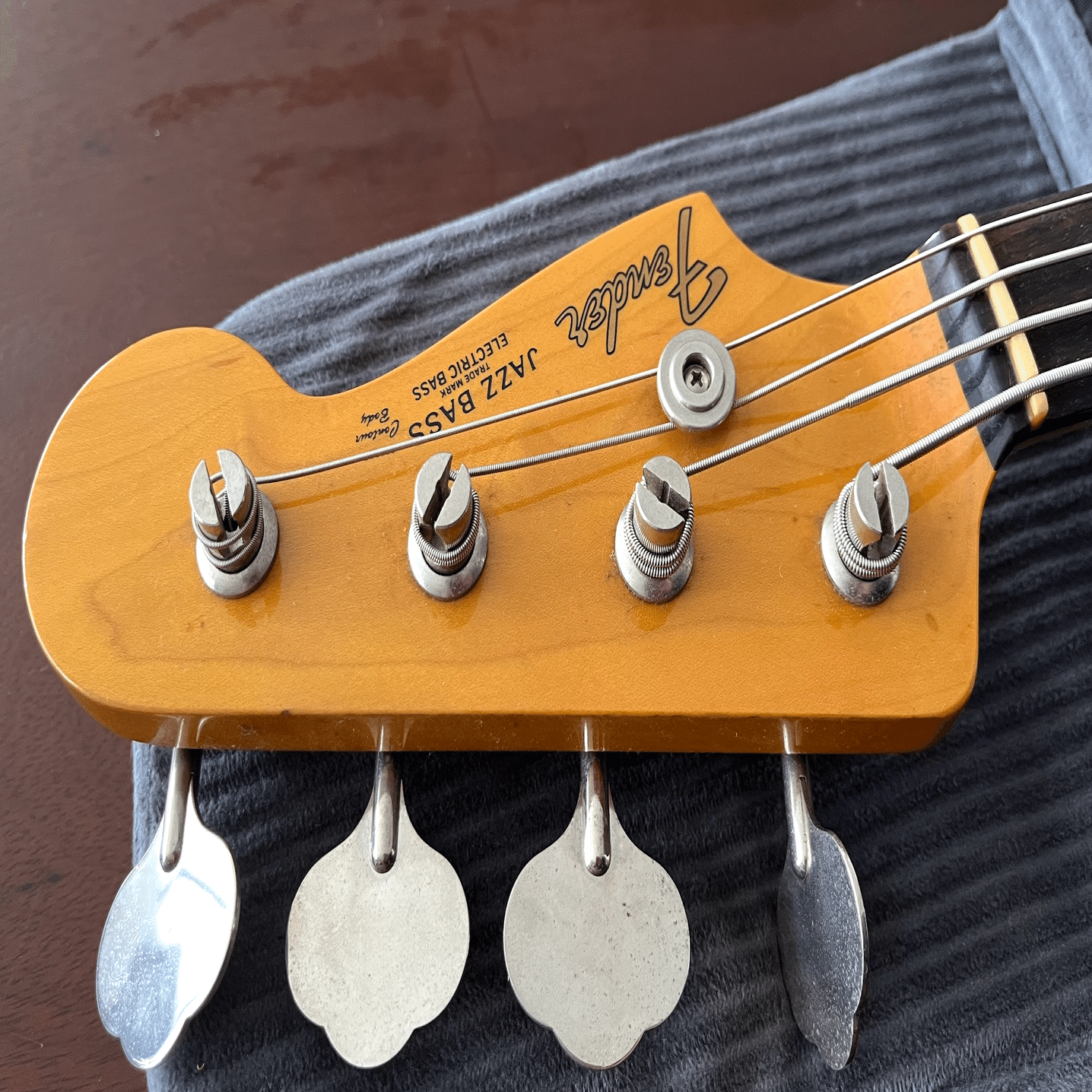 友人のJazz Bassのメンテナンス｜octopus