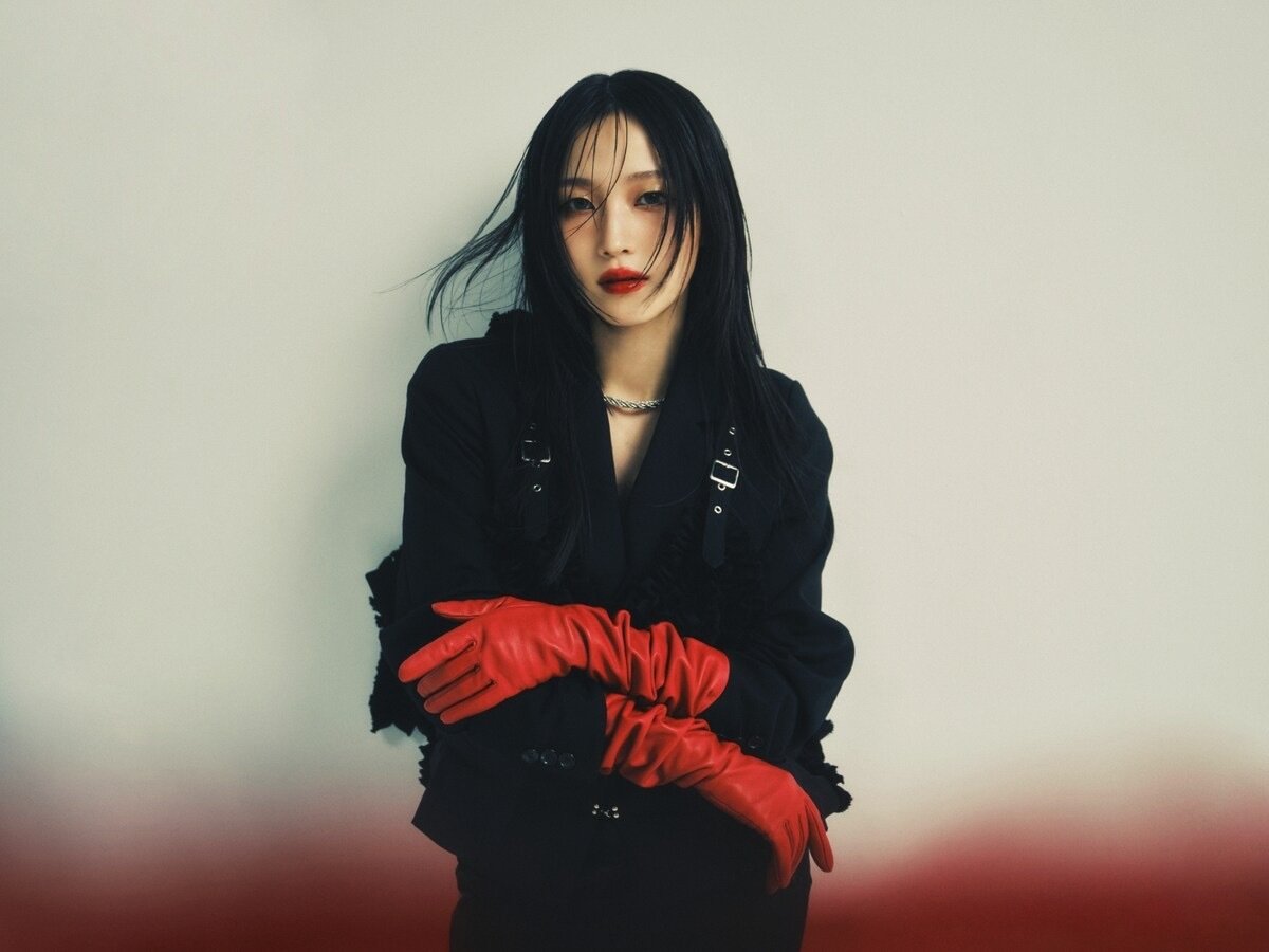 赤」を「Super Red」に塗り”替える”～鞘師里保にとっての赤を