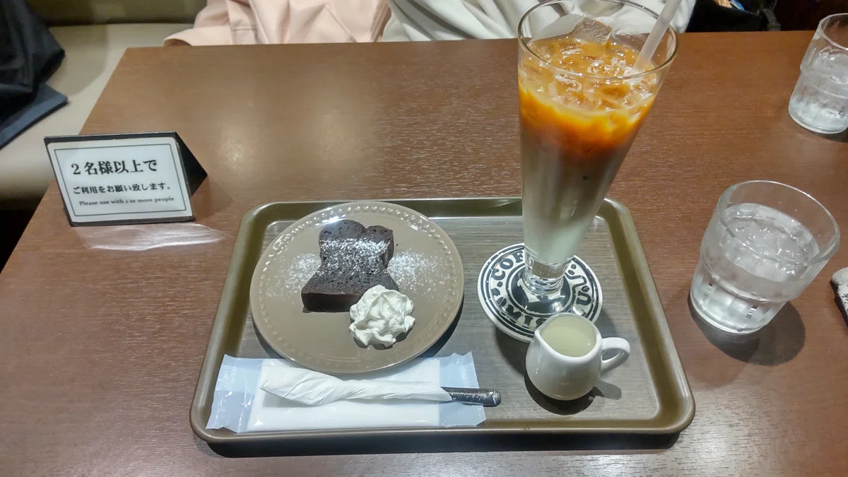 アイスカフェラテとパウンドショコラの写真