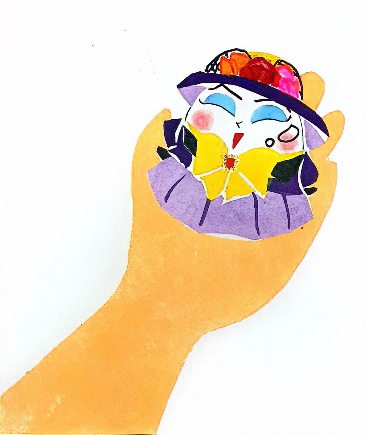 ひび割れた顔の部分を向いてつるっとなった顔のたまごが手のひらの上で笑っている