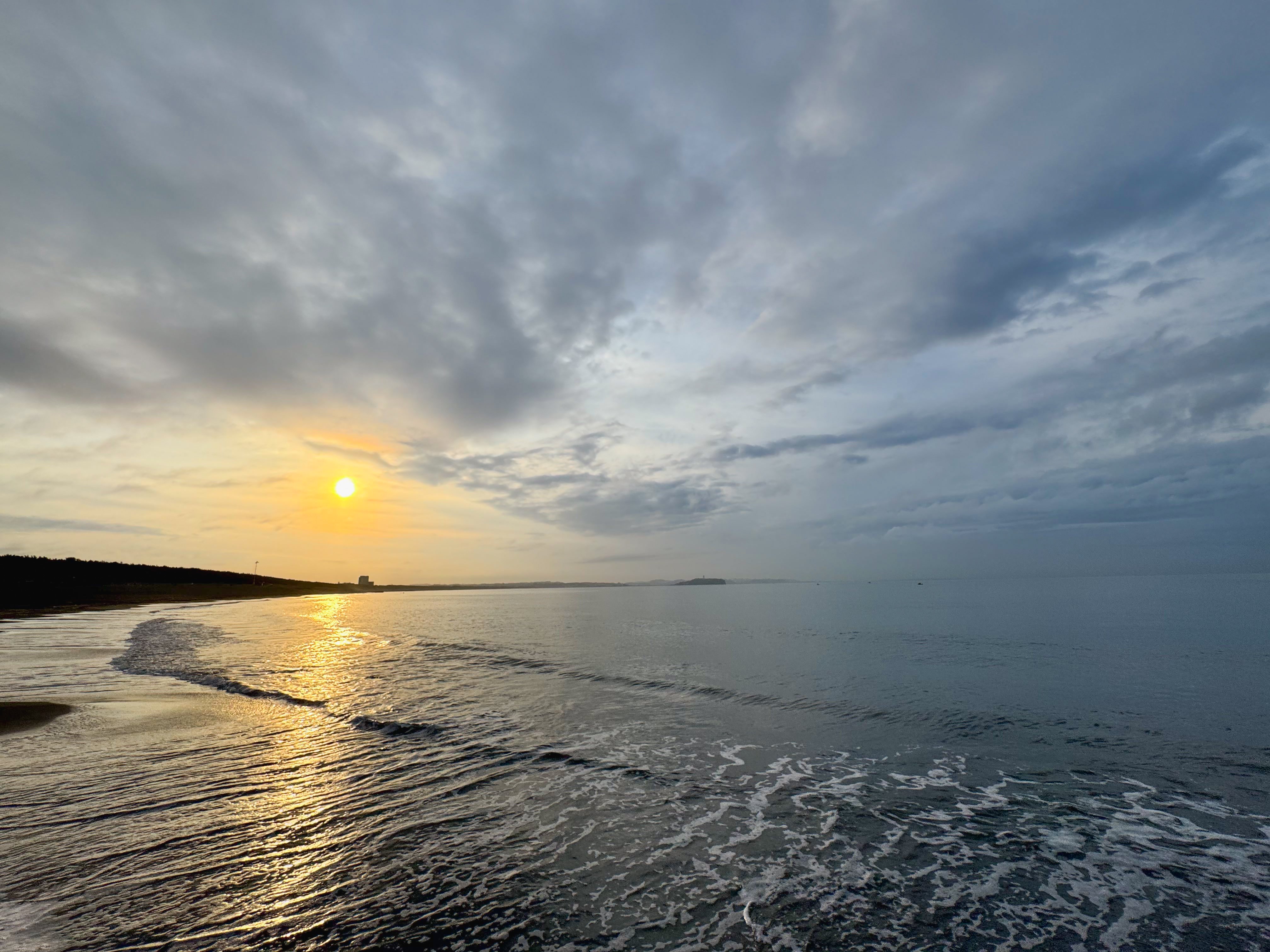 on⑹_【休日の朝.起きてすぐの景色】 これは2025年6月30日の夕暮れの風景の写真です…。 #同じこの空の